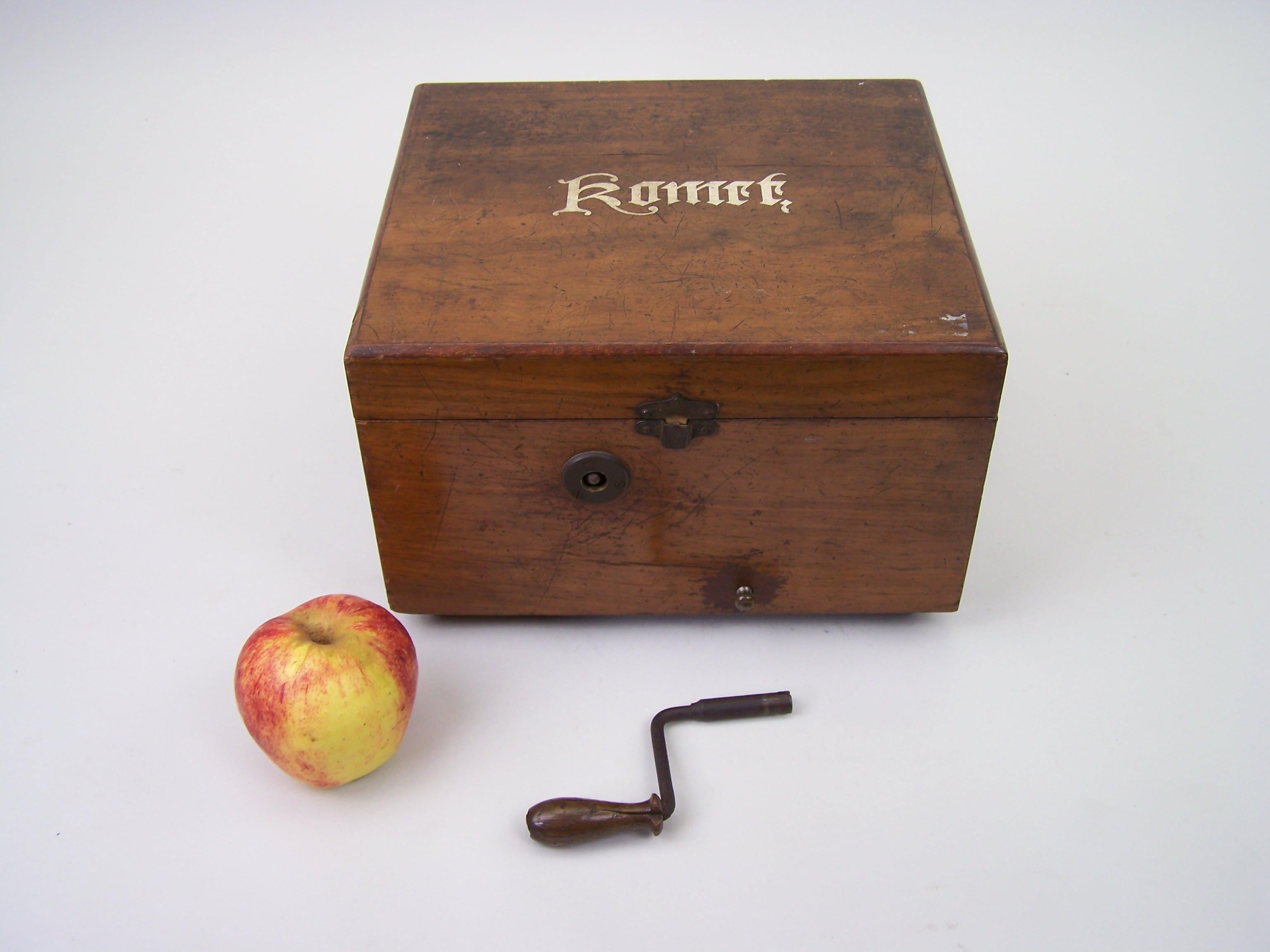 Schöne Spieluhr von Komet.
Seltene gut spielende Spieluhr
1 Scheibe, Durchmesser 20,8 cm.