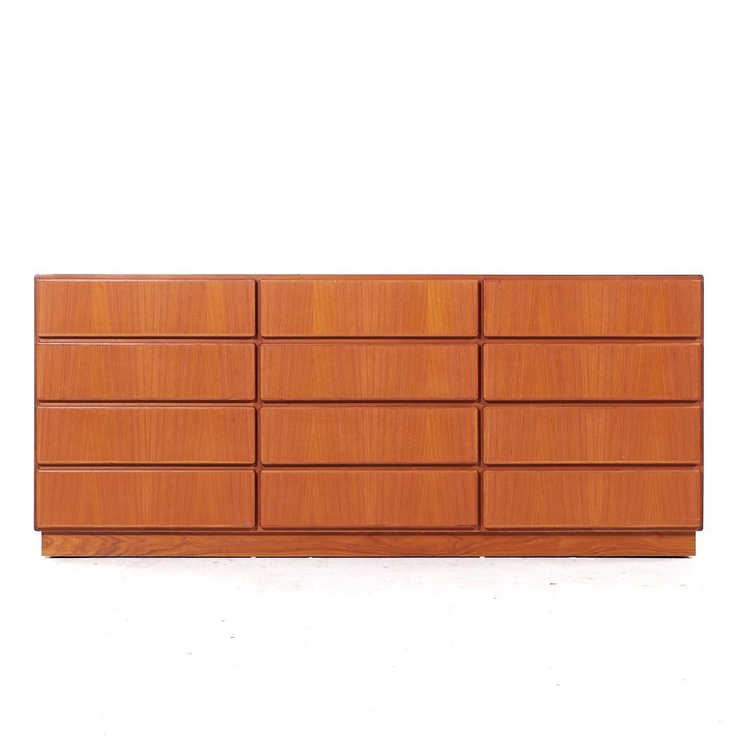 Komfort Mid Century Danish Teak Lowboy Dresser 12 Tiroirs

Ce meuble bas mesure : 71.75 large x 18.75 profond x 30.5 pouces de haut

Tous les meubles peuvent être achetés dans ce que nous appelons un état vintage restauré. Cela signifie que la pièce