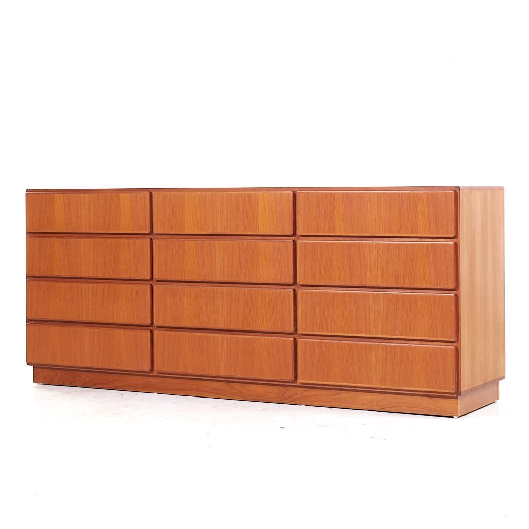 Mid-Century Modern Komfort Mid Century Danish Teak Lowboy Dresser 12 Tiroirs en vente