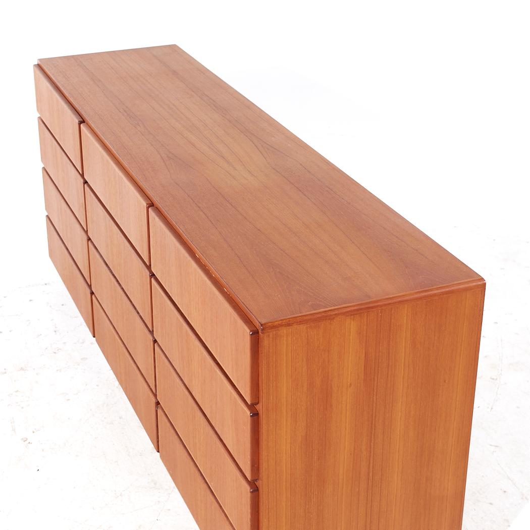 Fin du 20e siècle Komfort Mid Century Danish Teak Lowboy Dresser 12 Tiroirs en vente