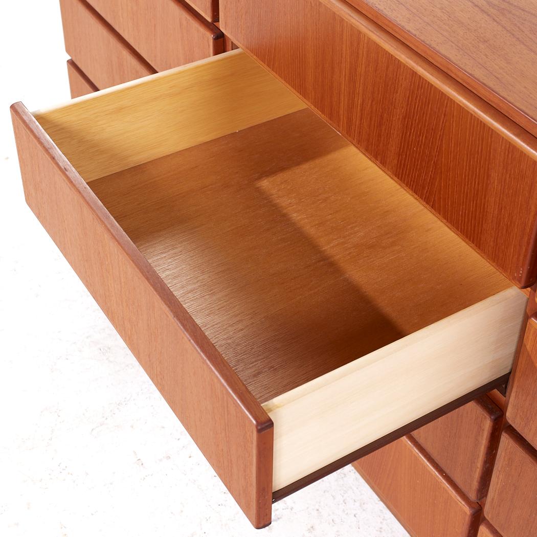 Teck Komfort Mid Century Danish Teak Lowboy Dresser 12 Tiroirs en vente