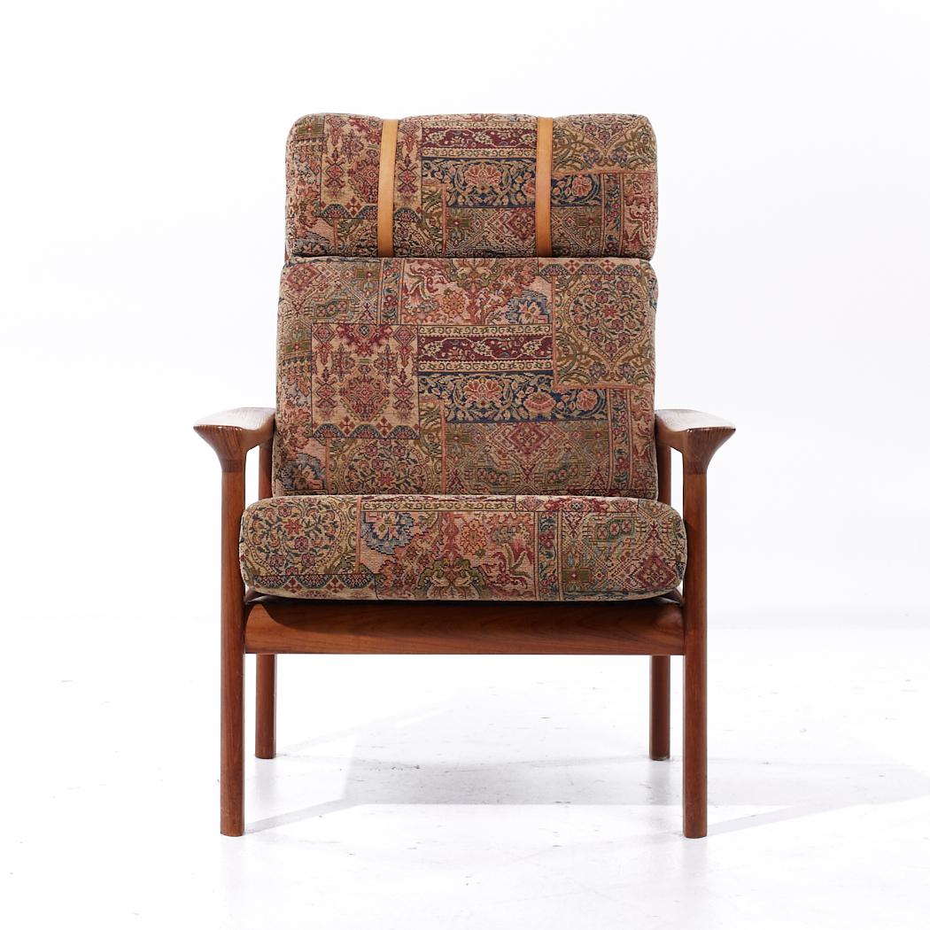 Komfort Mid Century Danish Teak Lounge Chair

Dieser Loungesessel misst: 30 breit x 34 tief x 40,5 hoch, mit einer Sitzhöhe von 18 und Armhöhe/Stuhlabstand 21,75 Zoll

Alle Möbelstücke sind in einem so genannten restaurierten Vintage-Zustand zu