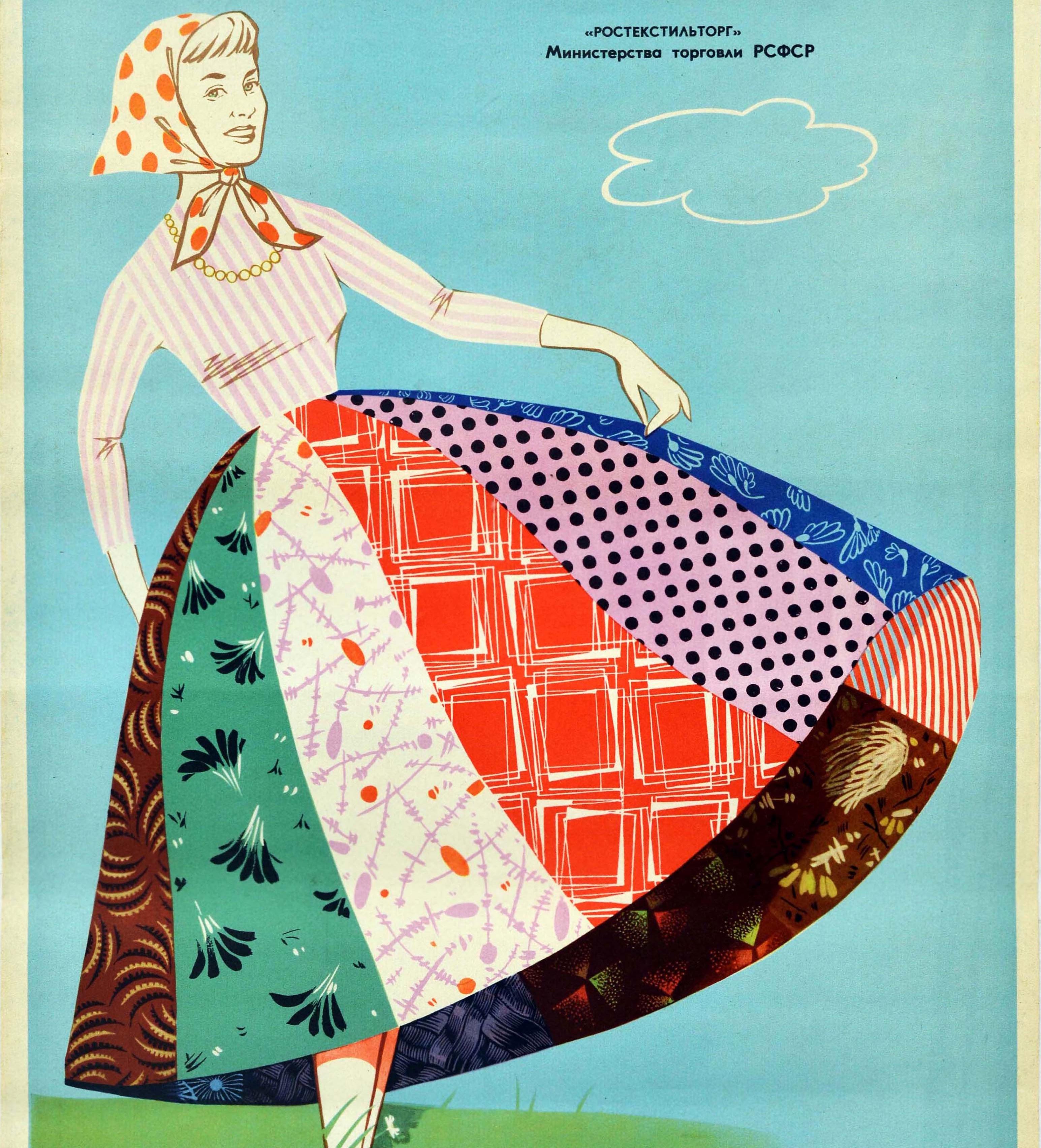 Original-Werbeplakat, herausgegeben vom Handelsministerium der Russischen Sozialistischen Sowjetrepublik RSFSR. Das Motiv zeigt eine lächelnde junge Frau, die ein weiß-rosa gestreiftes Hemd und einen bunten Rock mit verschiedenen Mustern trägt, die