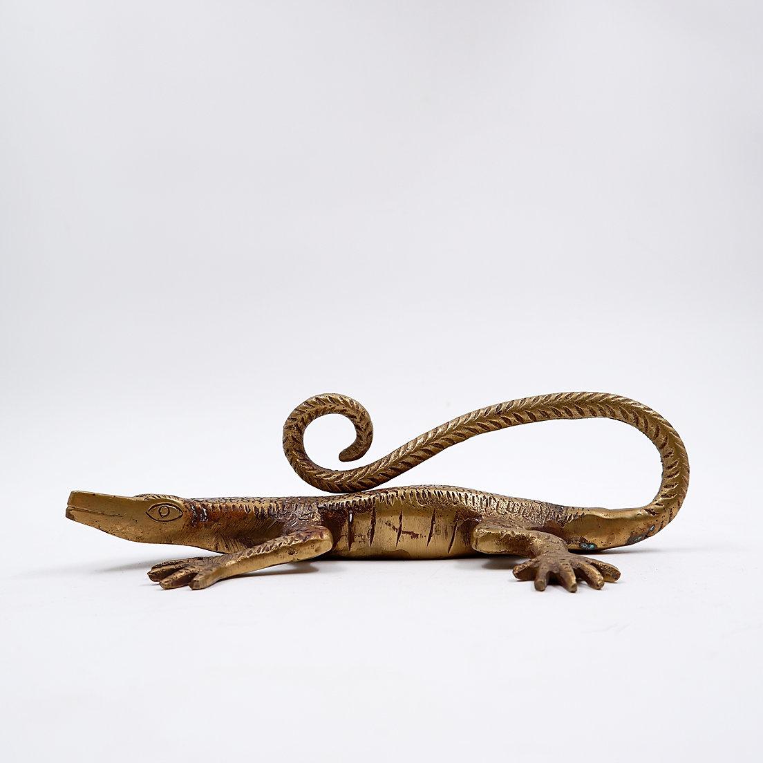 Maniglia in ottone Komodo Lizard
Asia meridionale - Maniglia per porta - Decorazione vintage
 Lucertola d'ottone Komodo Figurina Cassetto Maniglia Porta Maniglia Maniglia Manopola Cabinet Vintage Decor
Misure: 20x12cm H. 6cm 
Materiale: ottone