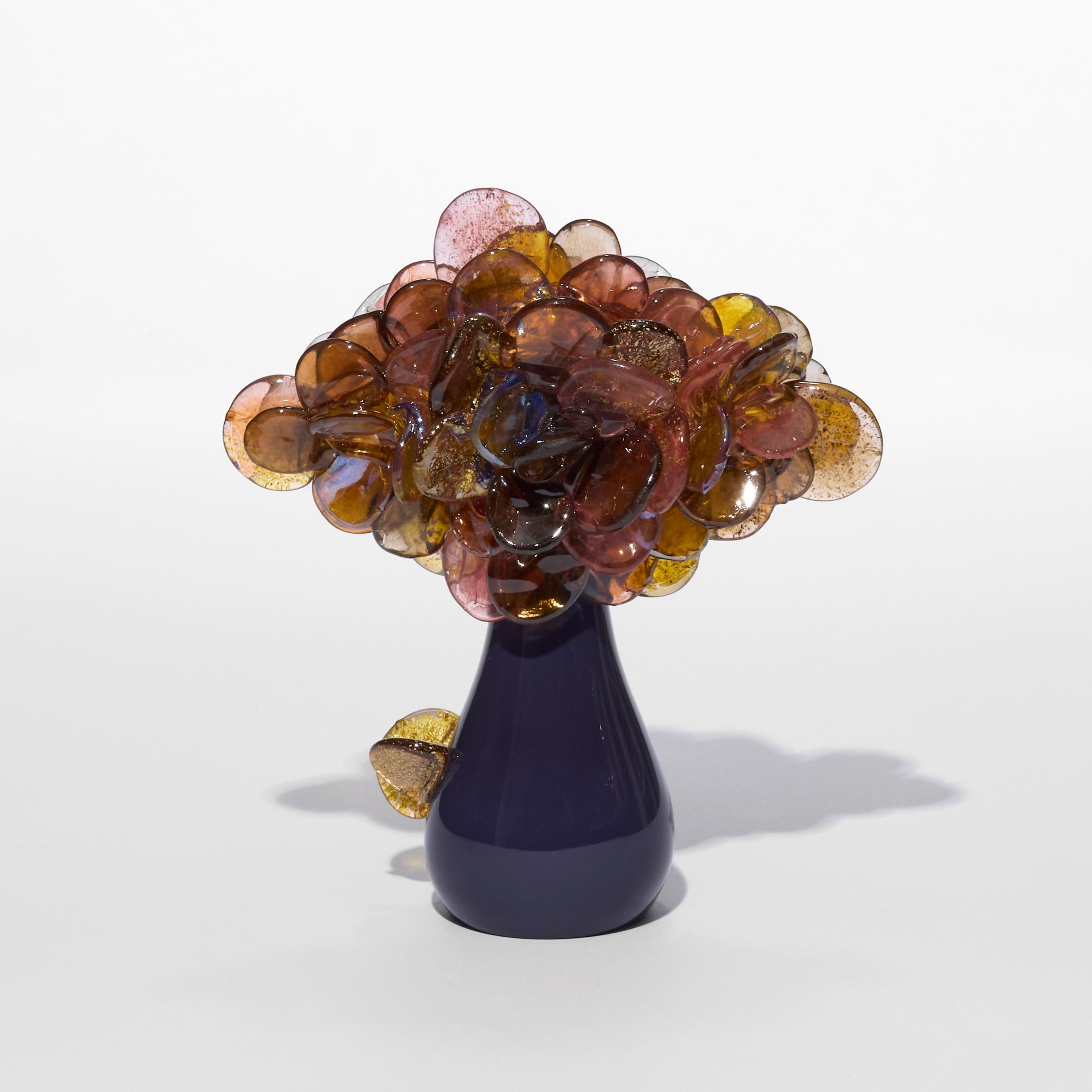 'Komorebi in Plum' è un'opera unica in vetro soffiato e scolpito a mano e foglia d'oro dell'artista britannico Louis Thompson.

Il titolo di questa collezione incorpora la parola giapponese 