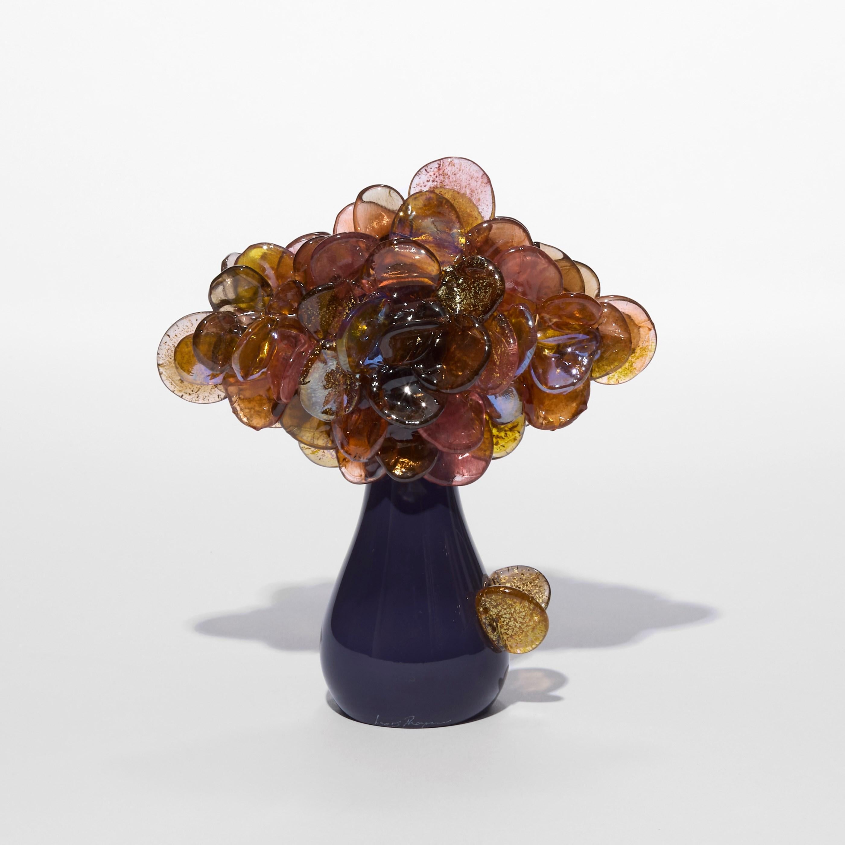 Organico moderno Komorebi in Plum, scultura di albero in vetro stilizzato con foglia d'oro di Louis Thompson in vendita