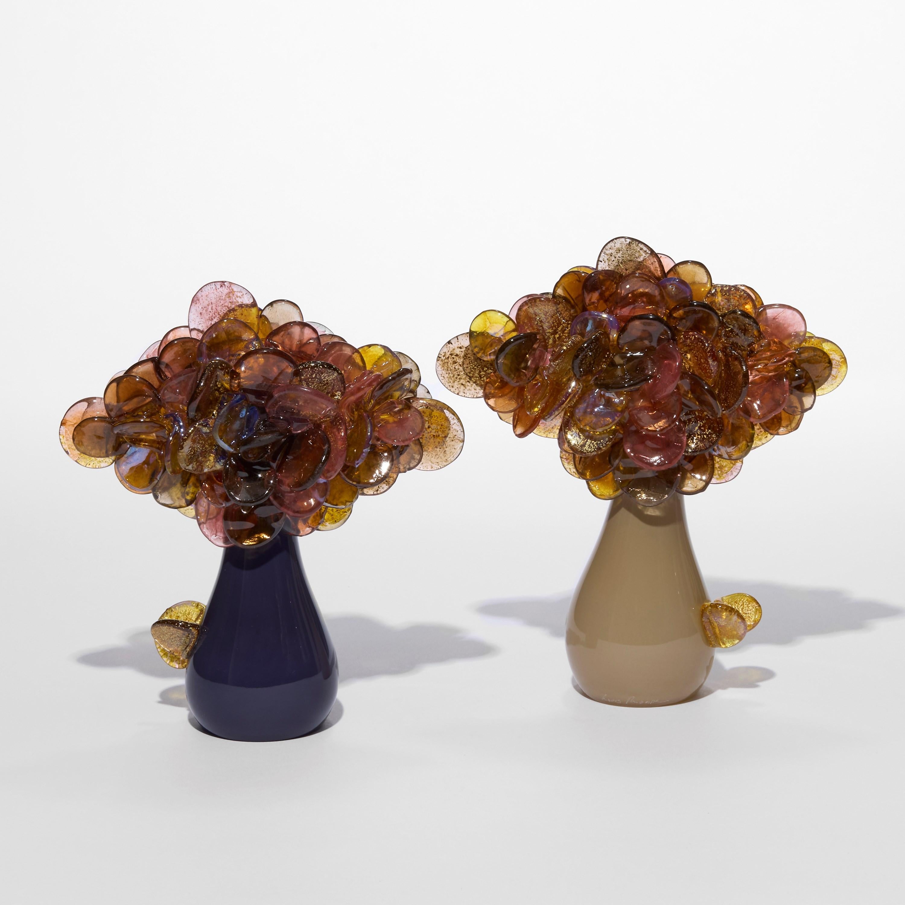 Britannico Komorebi in Plum, scultura di albero in vetro stilizzato con foglia d'oro di Louis Thompson in vendita