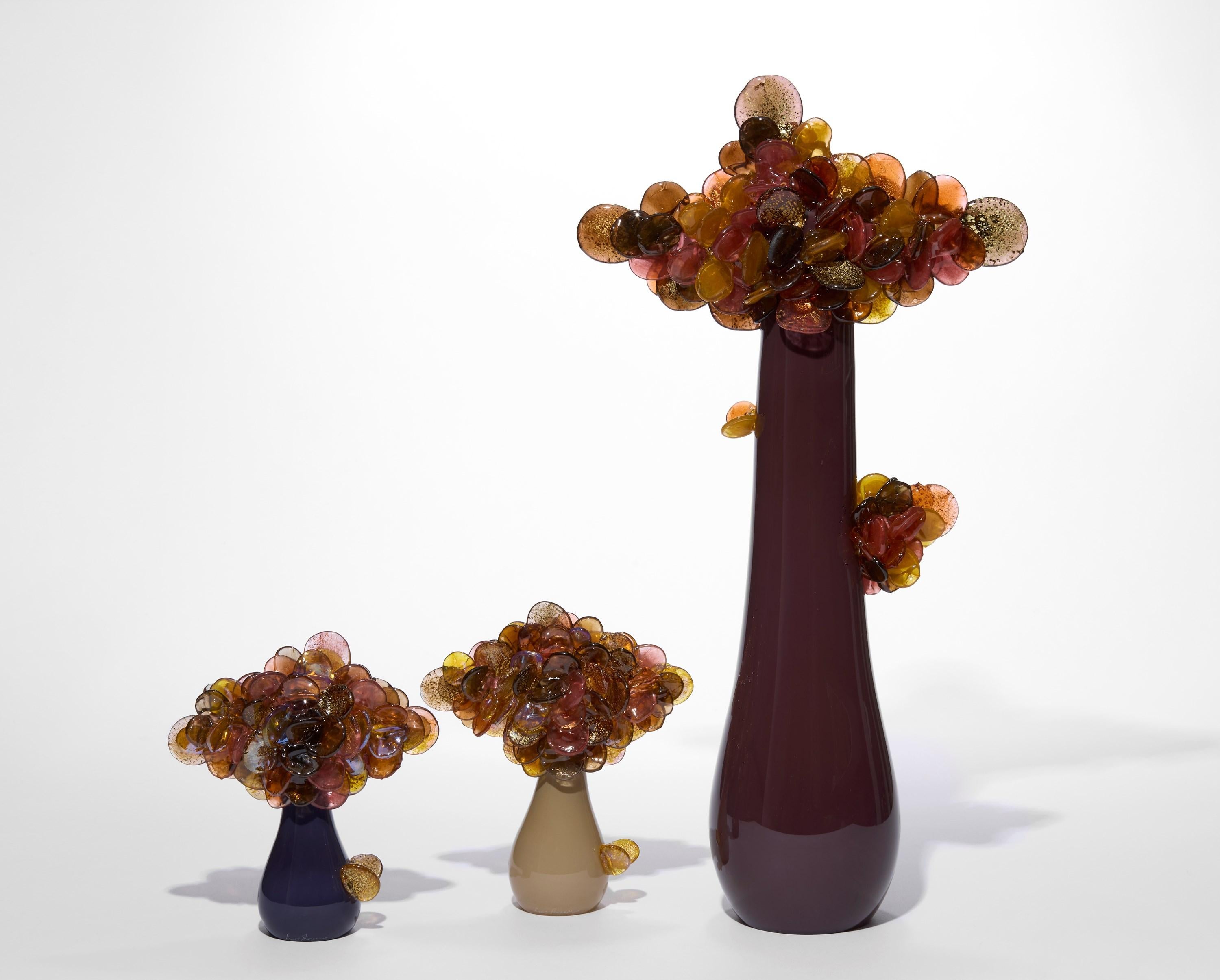 Fatto a mano Komorebi in Plum, scultura di albero in vetro stilizzato con foglia d'oro di Louis Thompson in vendita