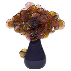 Komorebi en ciruela, escultura estilizada de árbol de cristal con pan de oro de Louis Thompson