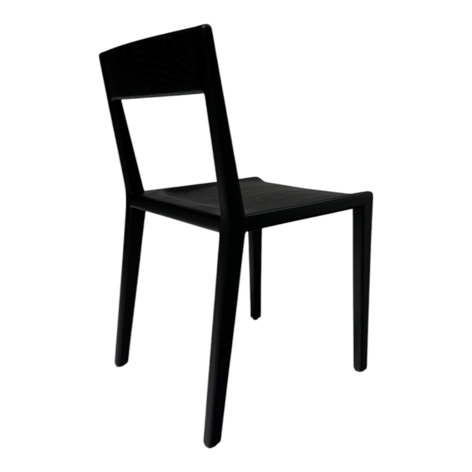 La linea Kompson è un tributo alla grazia dell'estetica moderna di metà secolo, che fonde con eleganza stile ed ergonomia. Le linee pulite si integrano perfettamente negli spazi contemporanei, mentre il comodo abbraccio della seduta e dello