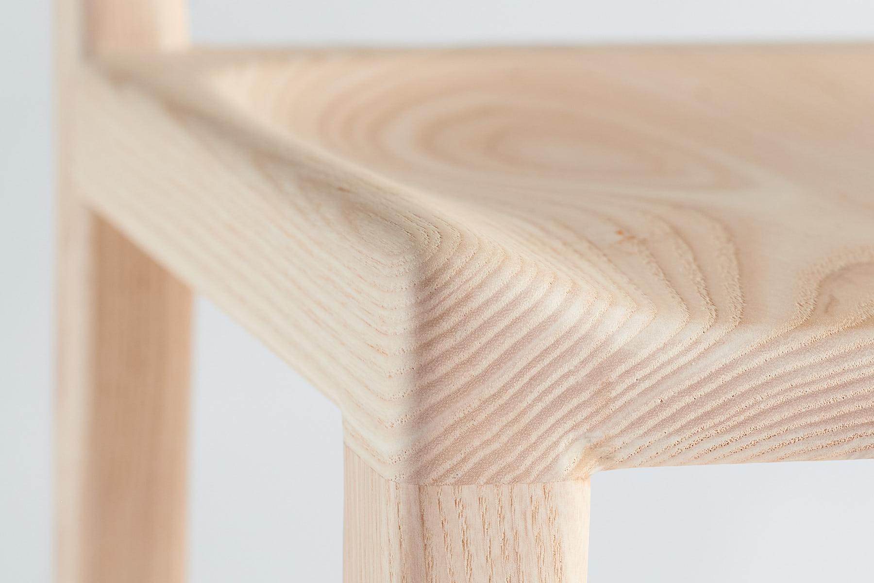 La línea Kompson es un homenaje a la gracia de la estética moderna de mediados de siglo, que fusiona con elegancia estilo y ergonomía. Las líneas limpias se integran perfectamente en los espacios contemporáneos, mientras que el cómodo abrazo del