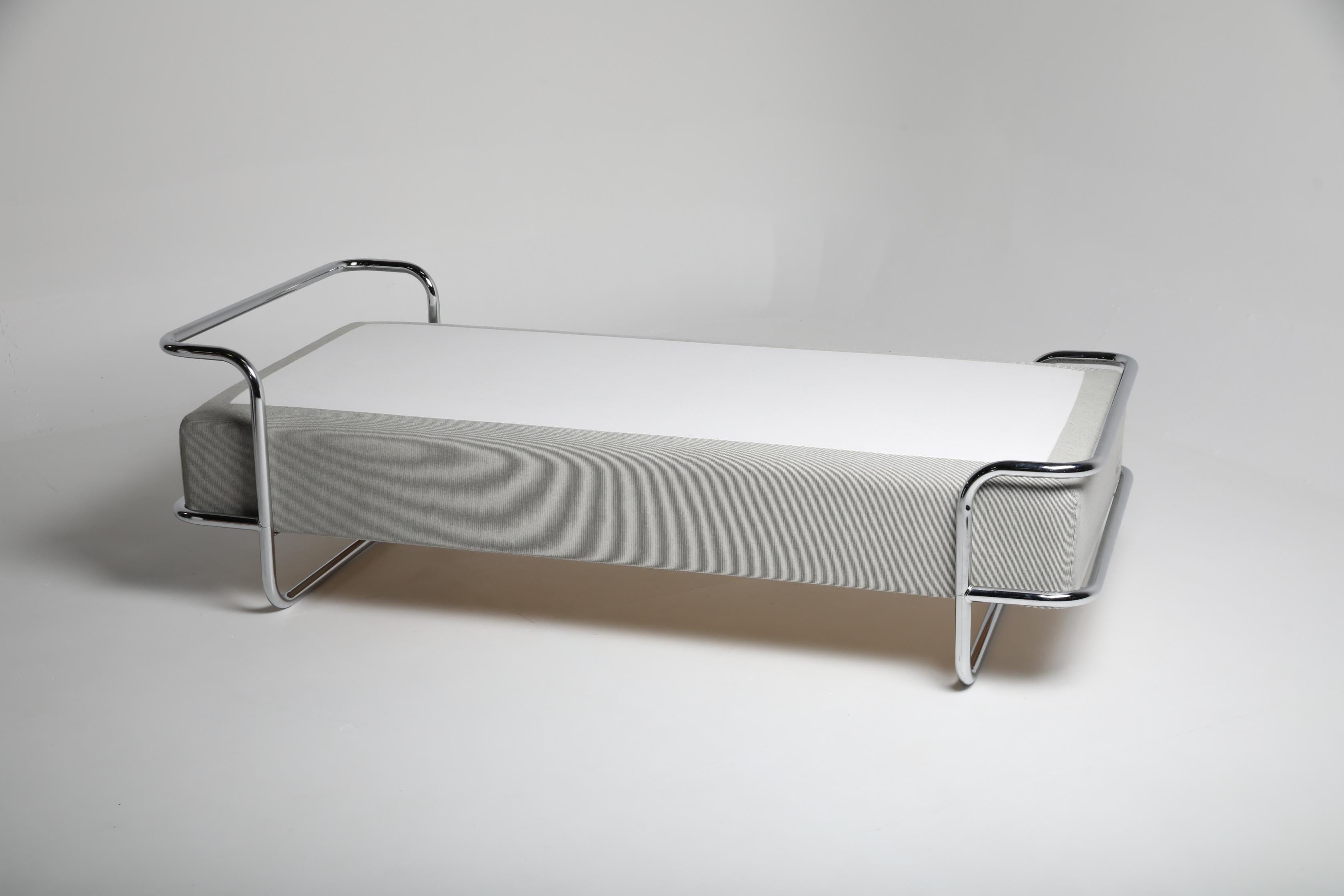 Struttura letto Komvik disegnata da Knut Hagberg per Ikea negli anni '80. La costruzione consiste in un telaio in acciaio cromato sostenuto da una sottostruttura in legno, caratteristica dell'approccio funzionale di Hagberg in questo periodo. La