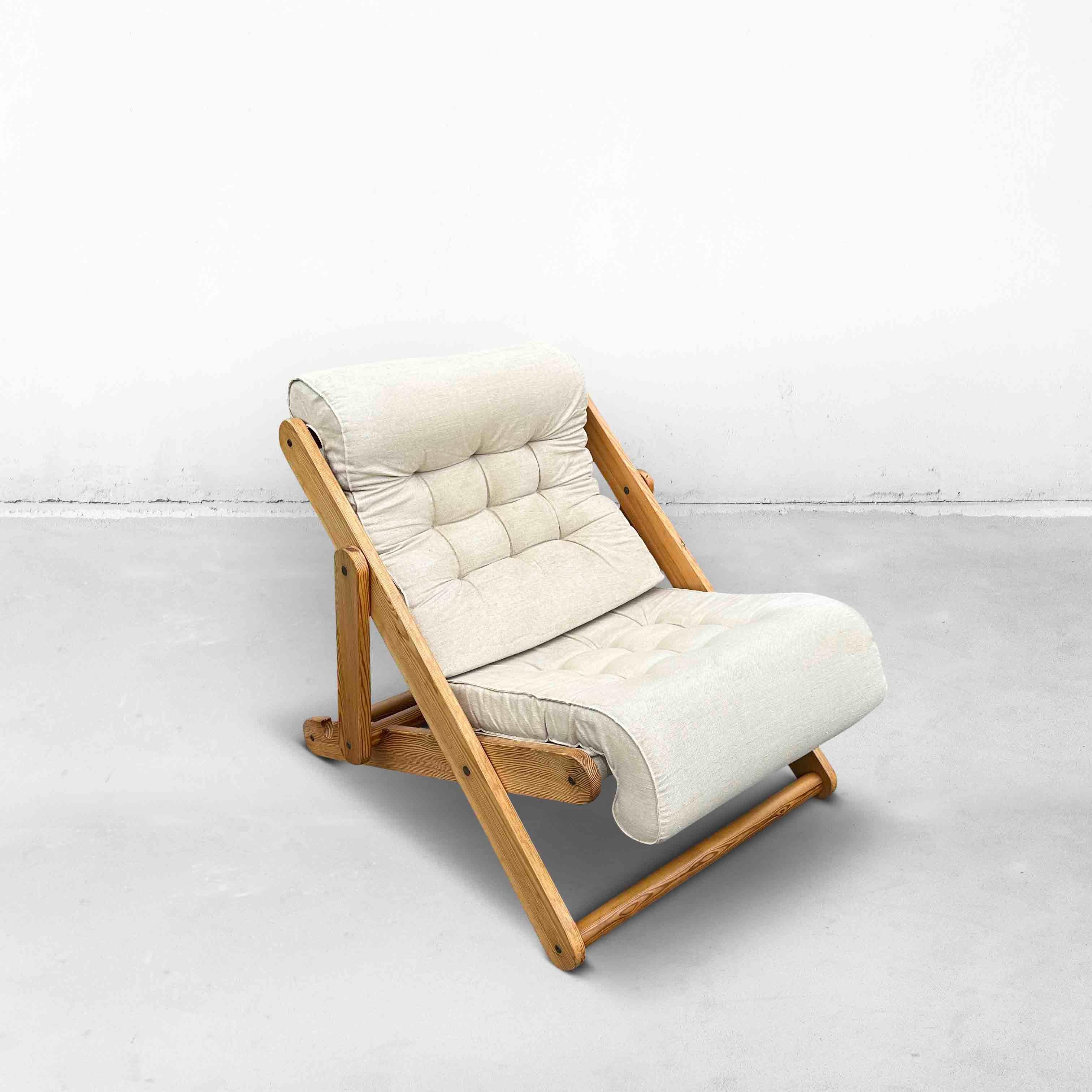 Kon Tiki lounge chair was designed by Gillis Lundgren for Ikea in the 1970s.
This adjustable lounge chair is made of pine and has a seat of beige canvas. The cushion is still in very good condition, but the fabric shows some discoloration. A lovely