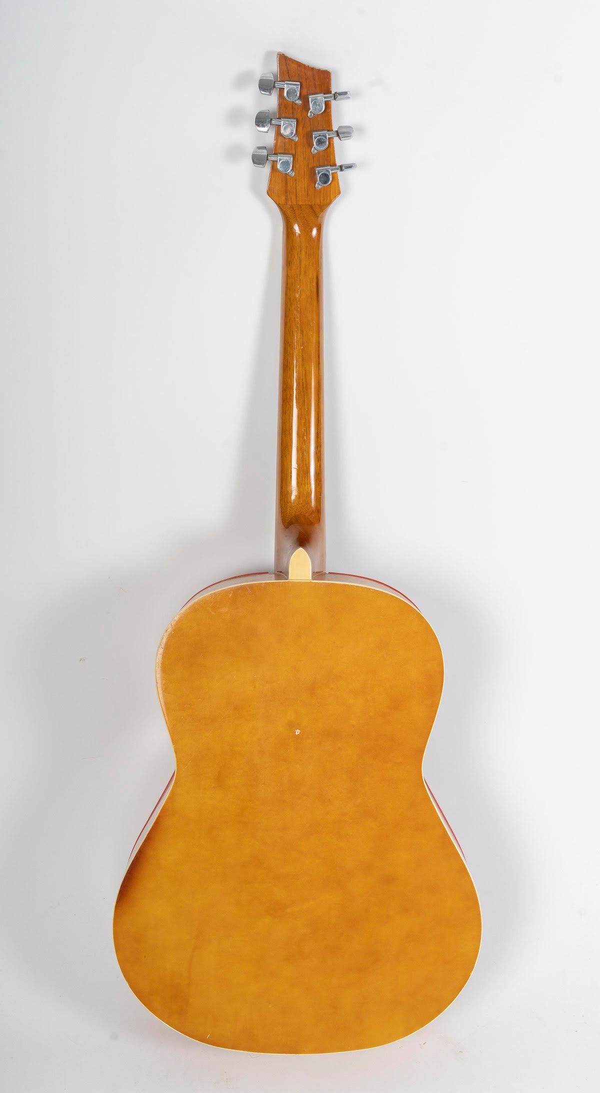 Chitarra Kona trasformata in una mensola, XX secolo.

Chitarra Kona trasformata in una mensola, lavorazione di alta qualità, XX secolo.
H: 102cm, L: 38cm, P: 10cm