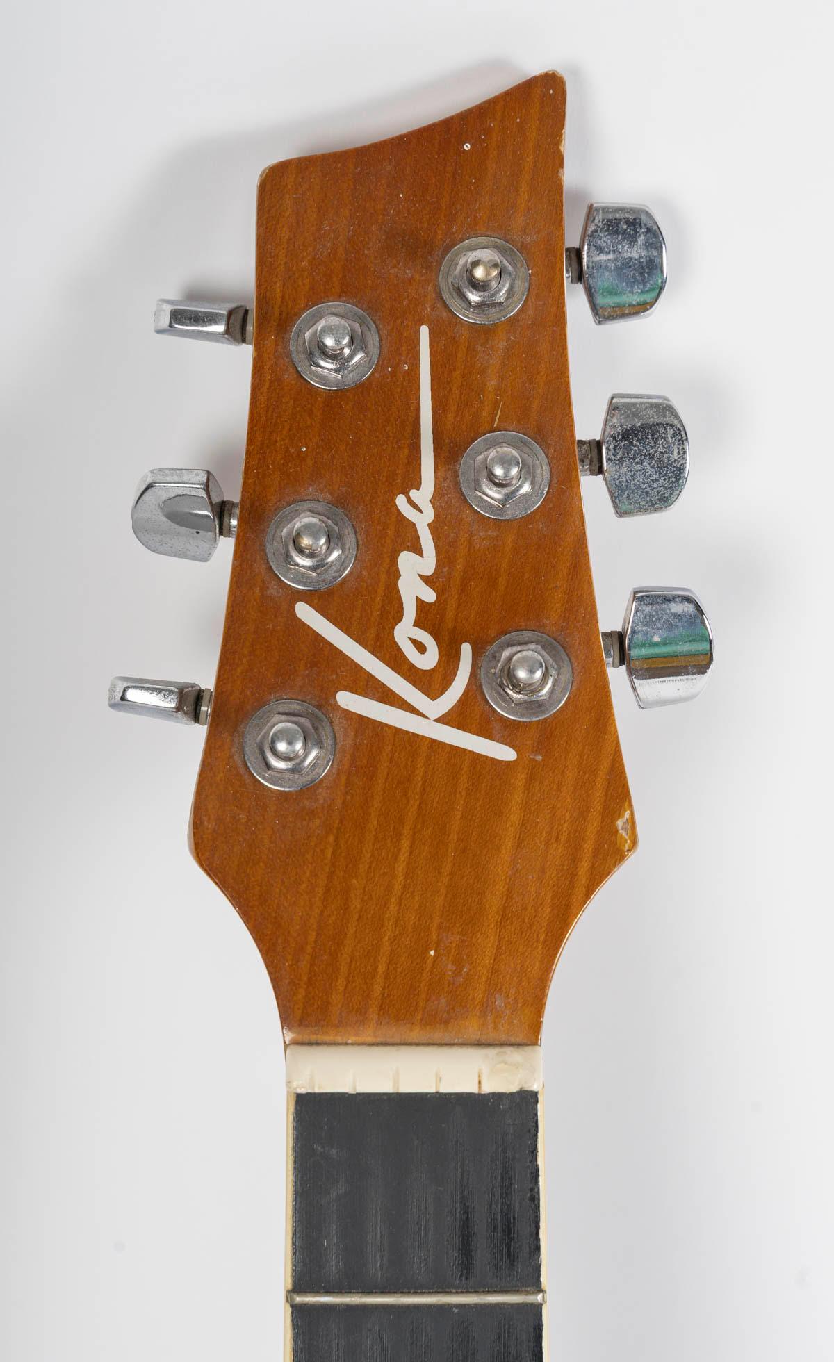 Legno Chitarra Kona trasformata in scaffale, 20° secolo. in vendita