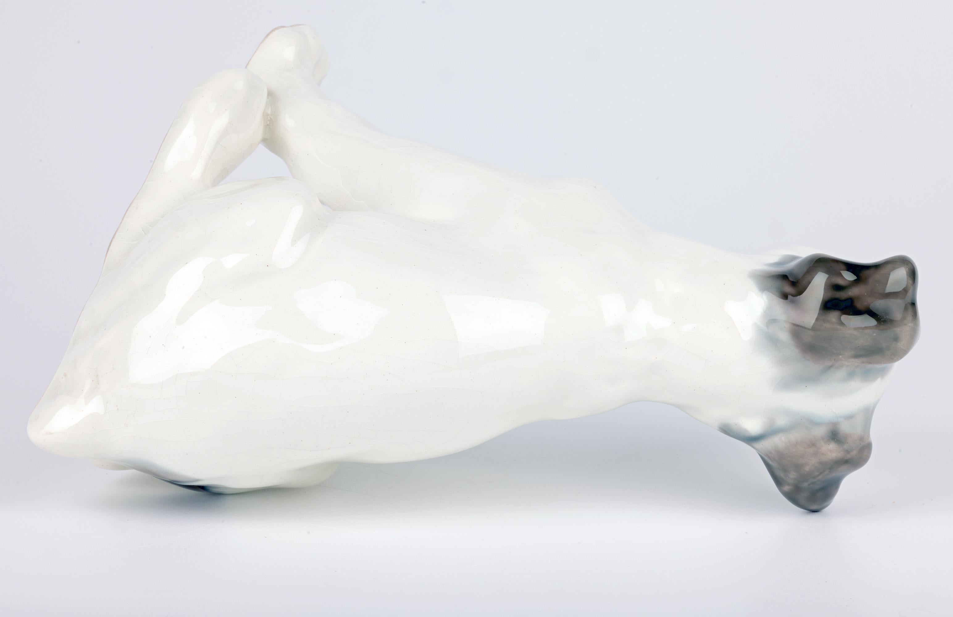 Ceramica russa Konakovo Faience di metà secolo con figura seduta di cane in vendita 6