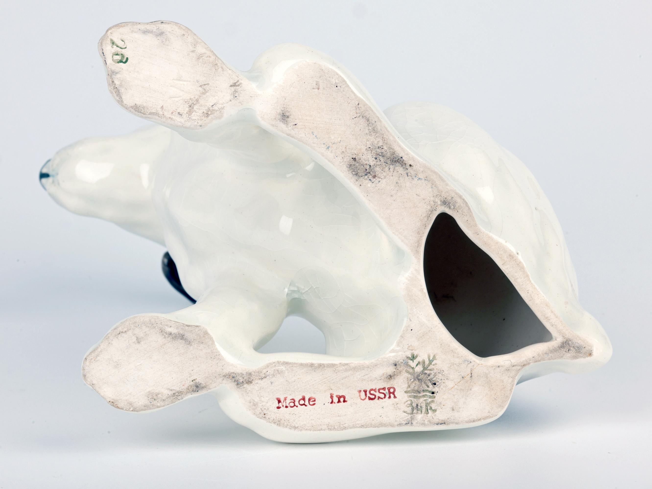 Ceramica russa Konakovo Faience di metà secolo con figura seduta di cane in vendita 7