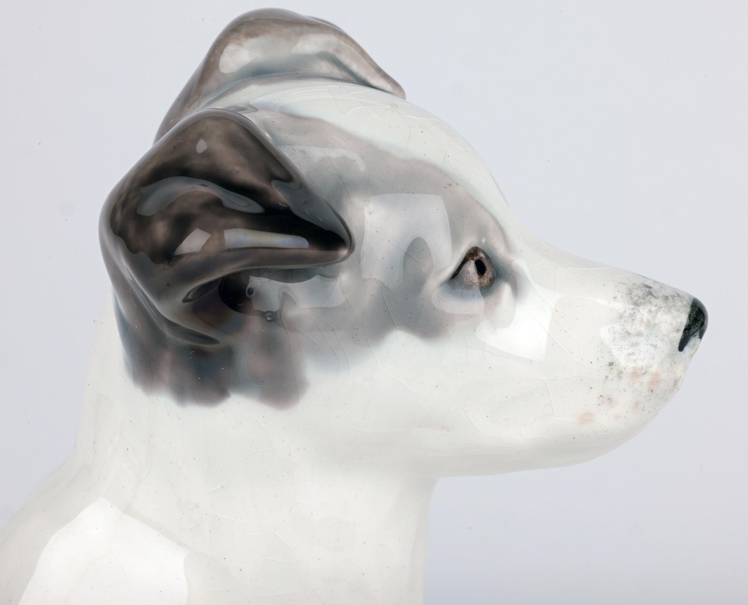 Una deliziosa e rara figura in ceramica russa di metà secolo dipinta a mano di un giovane cane seduto, realizzata dalla Konakovo Faience Factory tra il 1952 e il 1959.

La fabbrica si trovava vicino alla città di Kuznetsovo nella provincia di Tver e