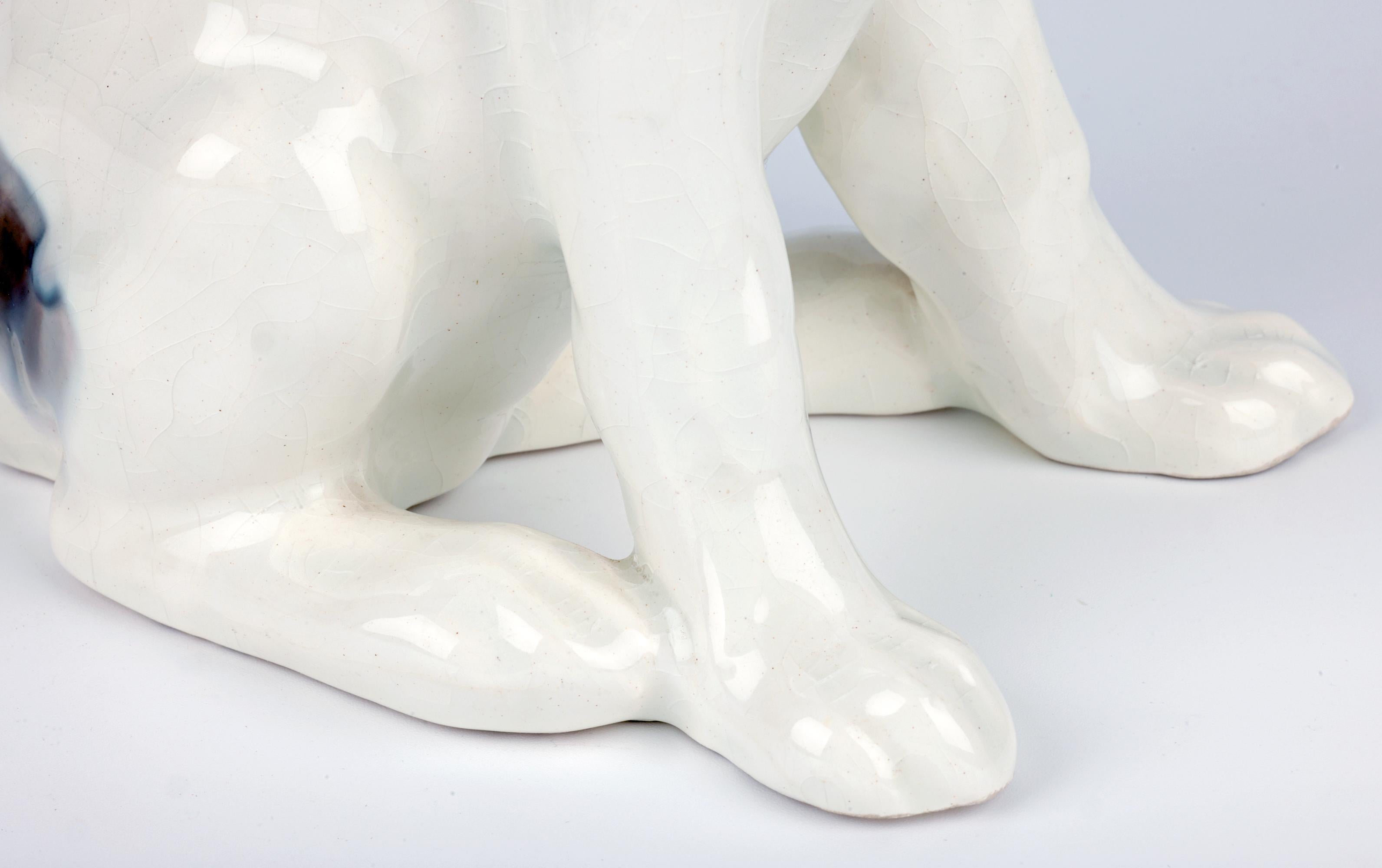 Mid-Century moderno Ceramica russa Konakovo Faience di metà secolo con figura seduta di cane in vendita
