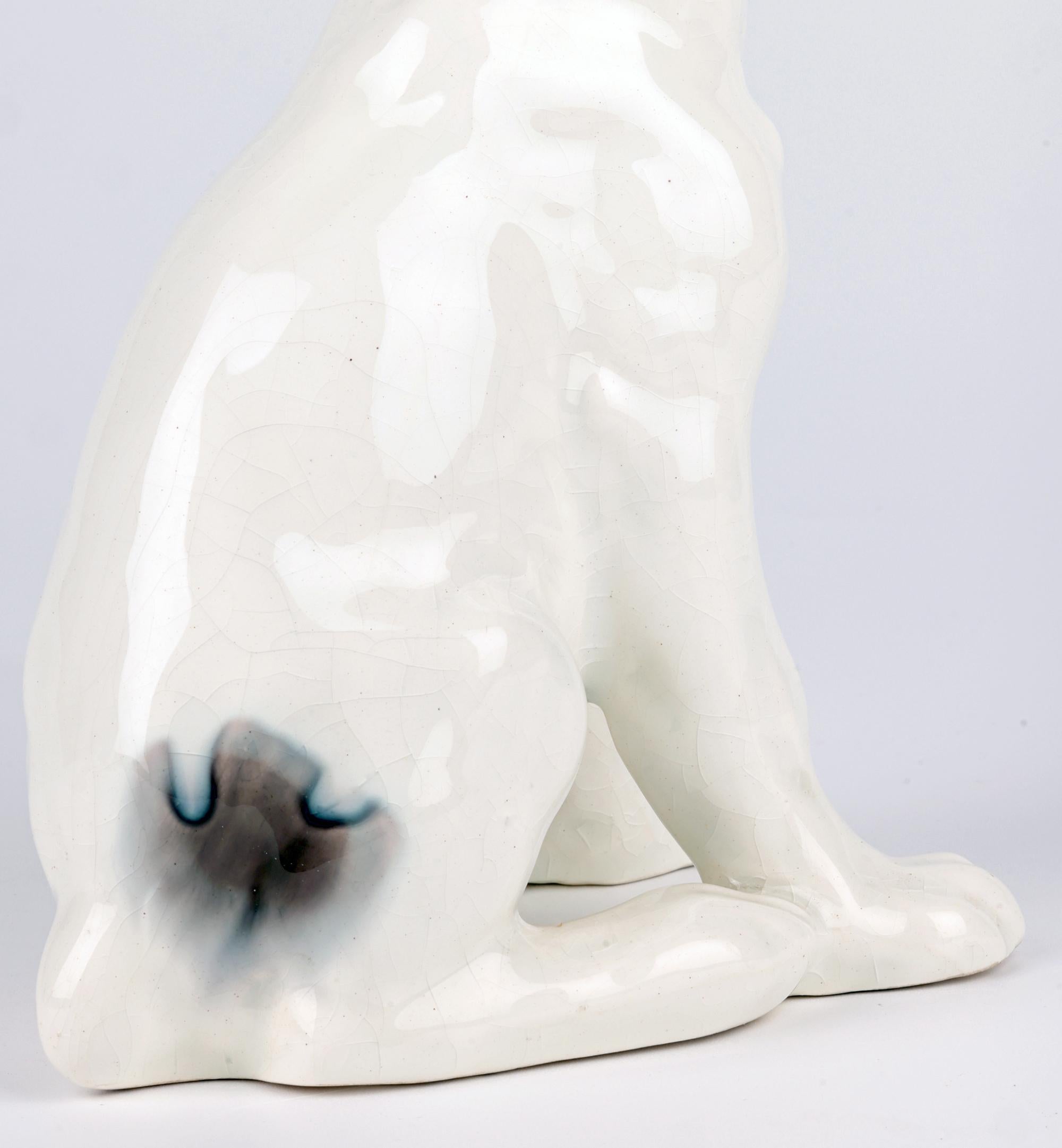 Russo Ceramica russa Konakovo Faience di metà secolo con figura seduta di cane in vendita