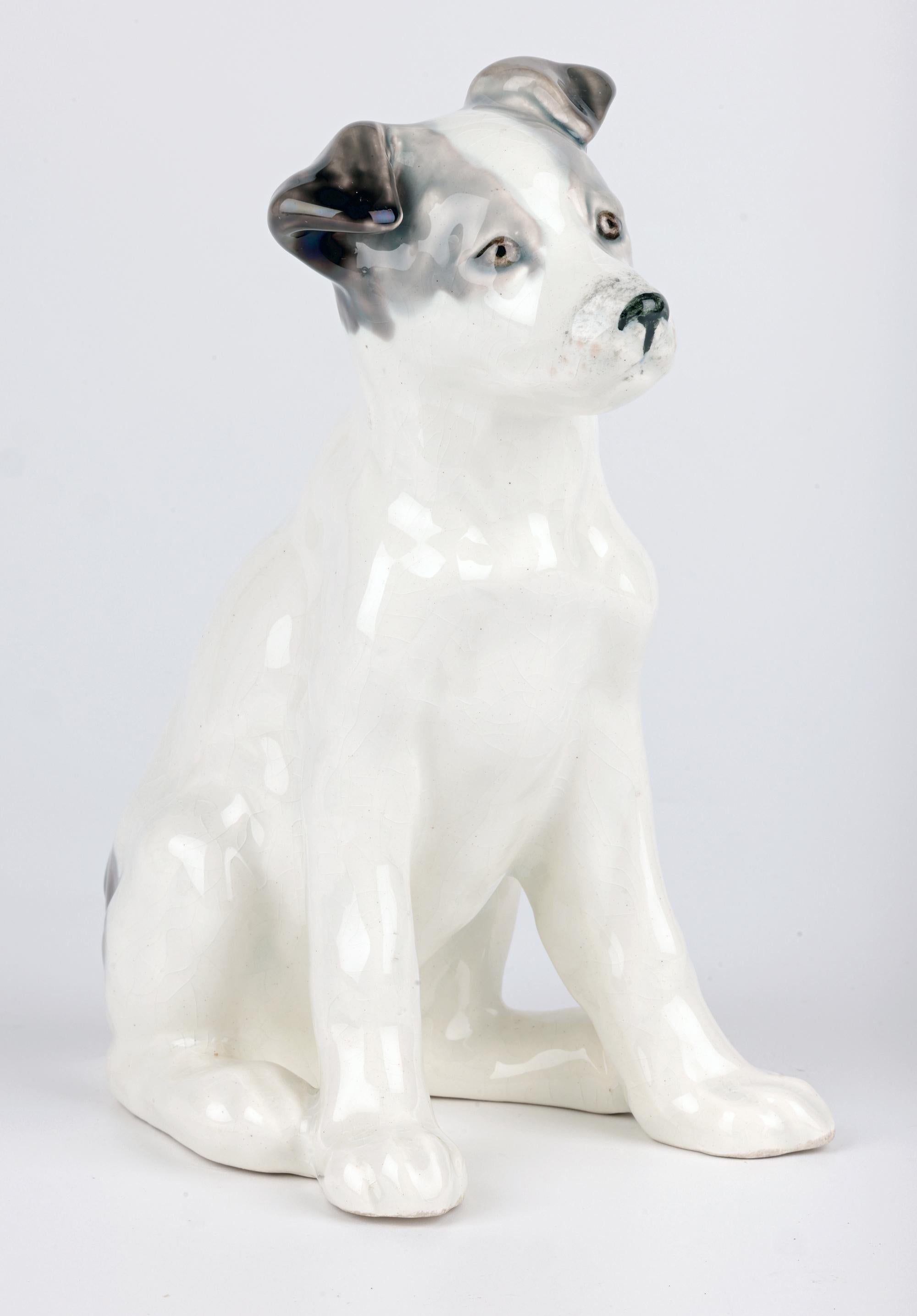 Smaltato Ceramica russa Konakovo Faience di metà secolo con figura seduta di cane in vendita