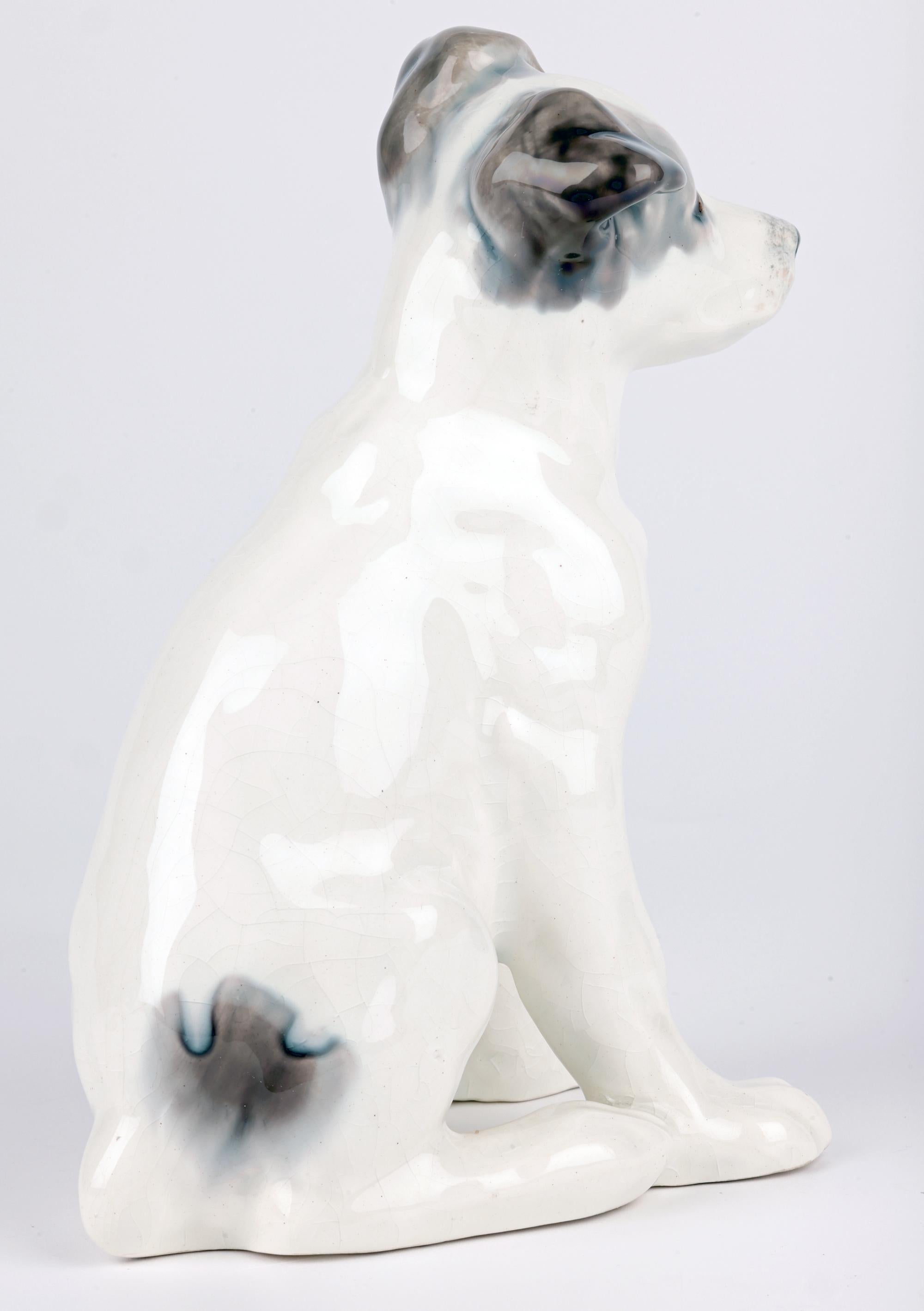 Metà XX secolo Ceramica russa Konakovo Faience di metà secolo con figura seduta di cane in vendita