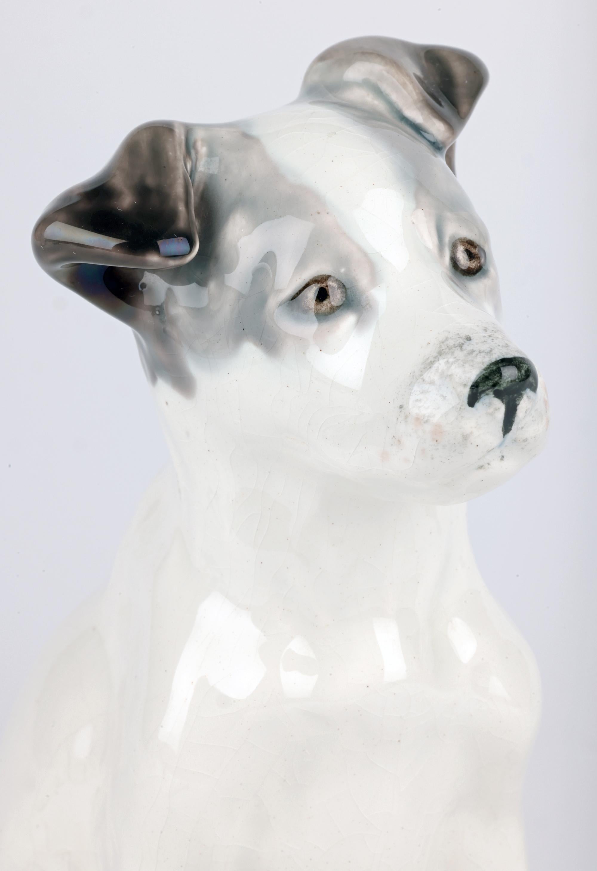 Ceramica russa Konakovo Faience di metà secolo con figura seduta di cane in vendita 2