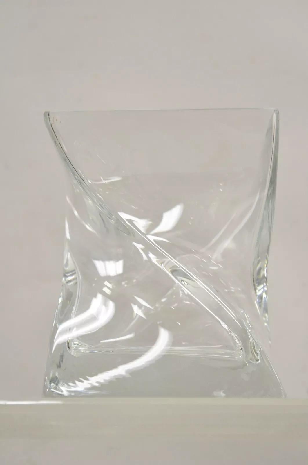Centrotavola di cristallo con vaso astratto turco Konart, vintage e moderno.  (A). Circa 10 libbre. Circa alla fine del XX secolo. Misure: 9
