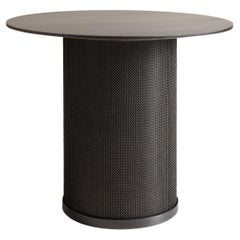 Konekt Armor grande table d'appoint cylindrique en bronze huilé avec cotte de mailles