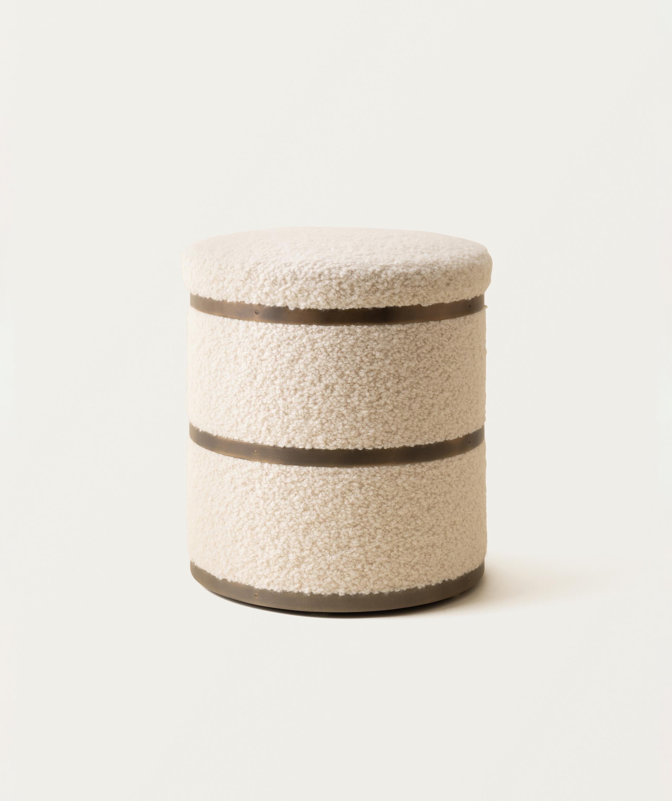 Tre fasce di ottone uniformemente distanziate abbracciano questo sgabello cucito a mano. Disponibile in diverse finiture metalliche e rivestita in tessuto graduato, COM o COL.

Il prezzo varia a seconda della finitura del metallo e del tessuto