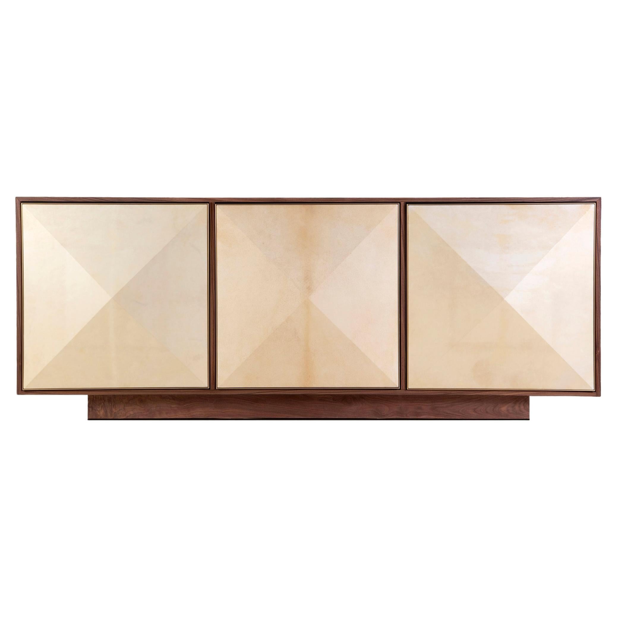 Credenza Konekt Pyramid a 3 ante grande in noce, pergamena di capra e ottone