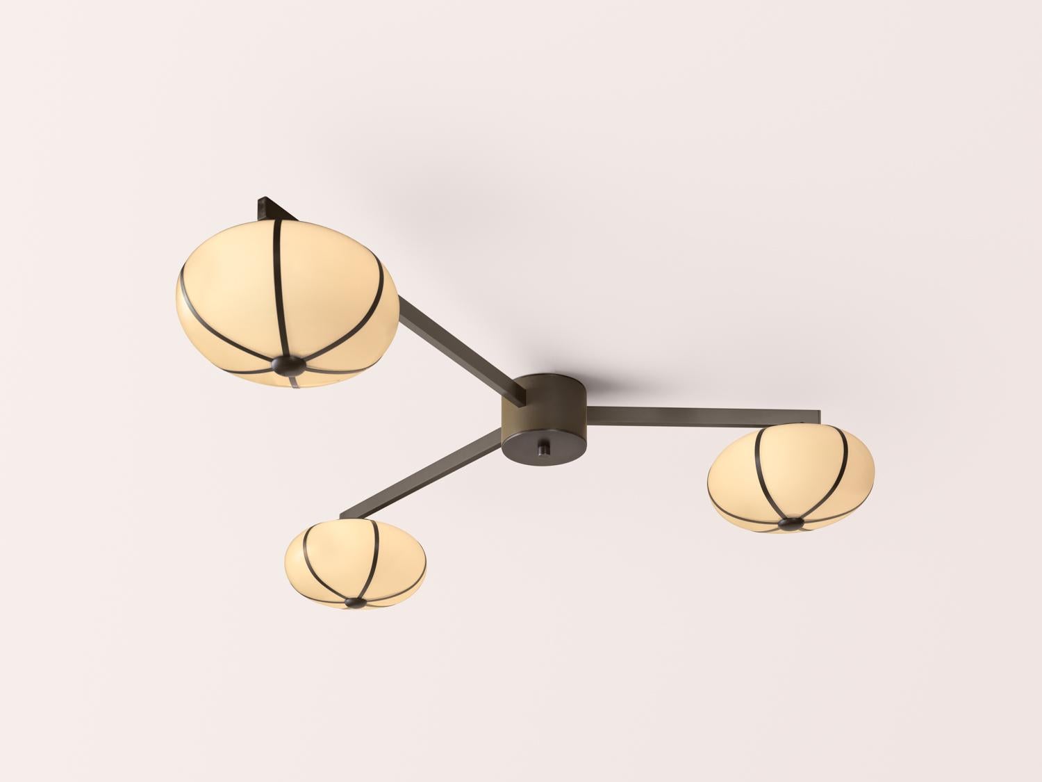 La lámpara de araña Rib 3 Flush Mount está anclada por un núcleo cilíndrico, envuelto a mano en cuero o ante. Tres colgantes de cristal, enmarcados por esbeltas nervaduras de latón, se extienden hacia el exterior para formar una equilibrada