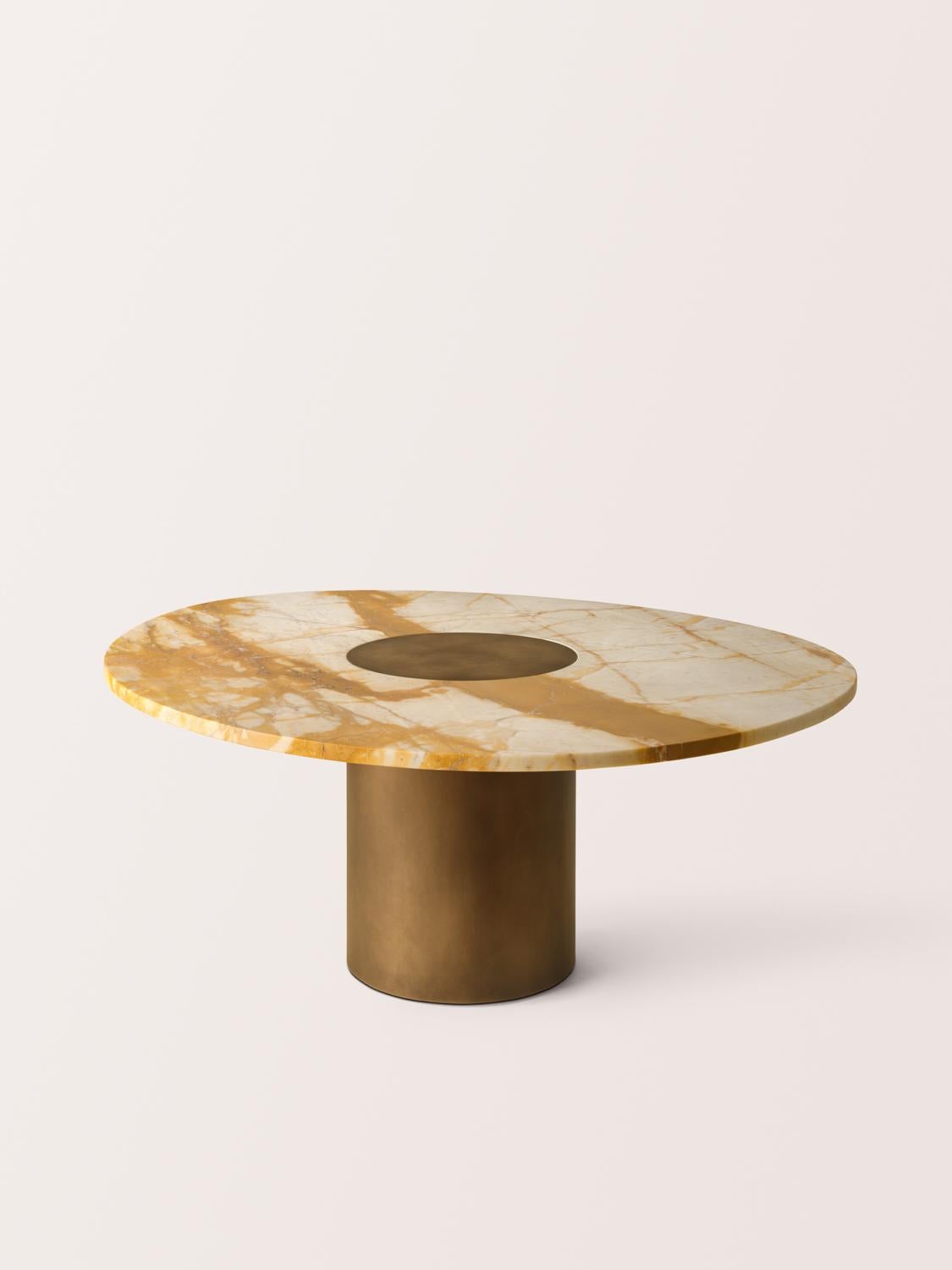 Ispirati alla forma e alla funzione dei silos per il grano, gli scultorei tavolini Silo sono caratterizzati da un piano in legno massiccio o in marmo e da gambe avvolte in ottone o acciaio inossidabile rifinite a mano. Disponibile in quattro