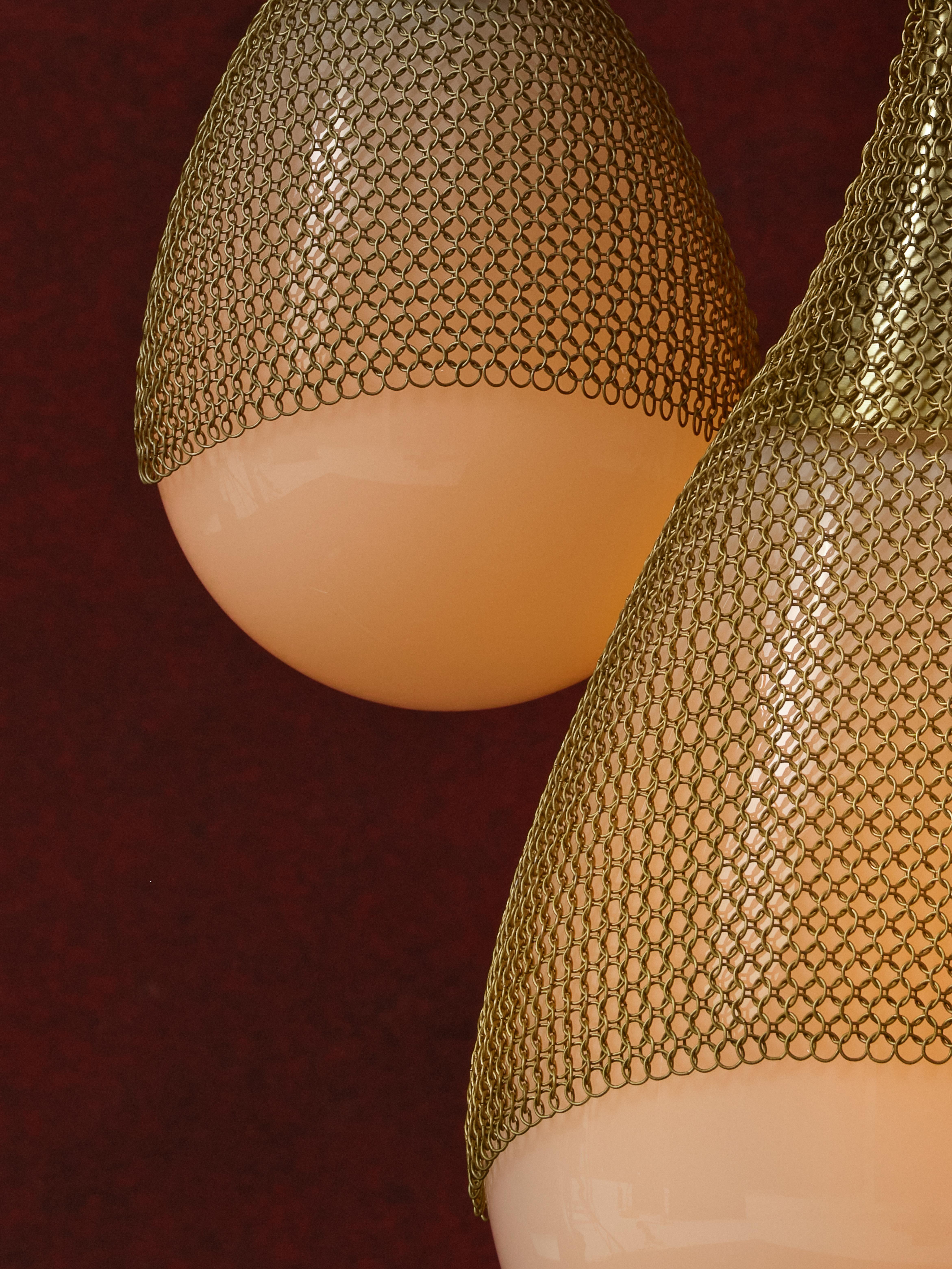 Ottone Ciondolo Konekt Small Armor a 3 grappoli in ottone antico in vendita