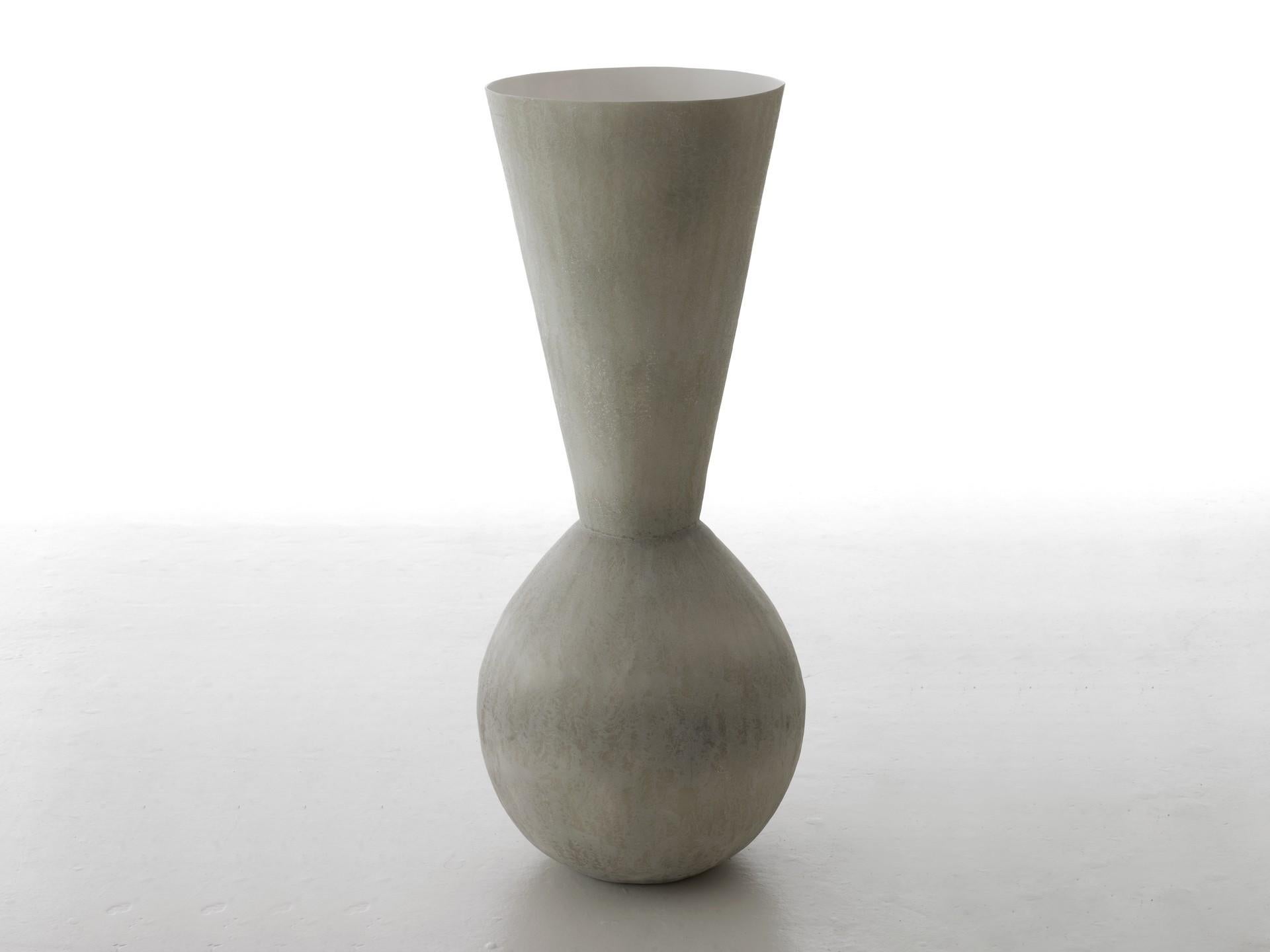 Koneo vase by Imperfettolab
Dimensions: Ø 47 x H 120 cm
Materials: Raw material


Imperfetto lab
Who we are ? We are a family.
Verter Turroni, Emanuela Ravelli and our children Elia, Margherita and Eusebio.
All together, we are separate parts and