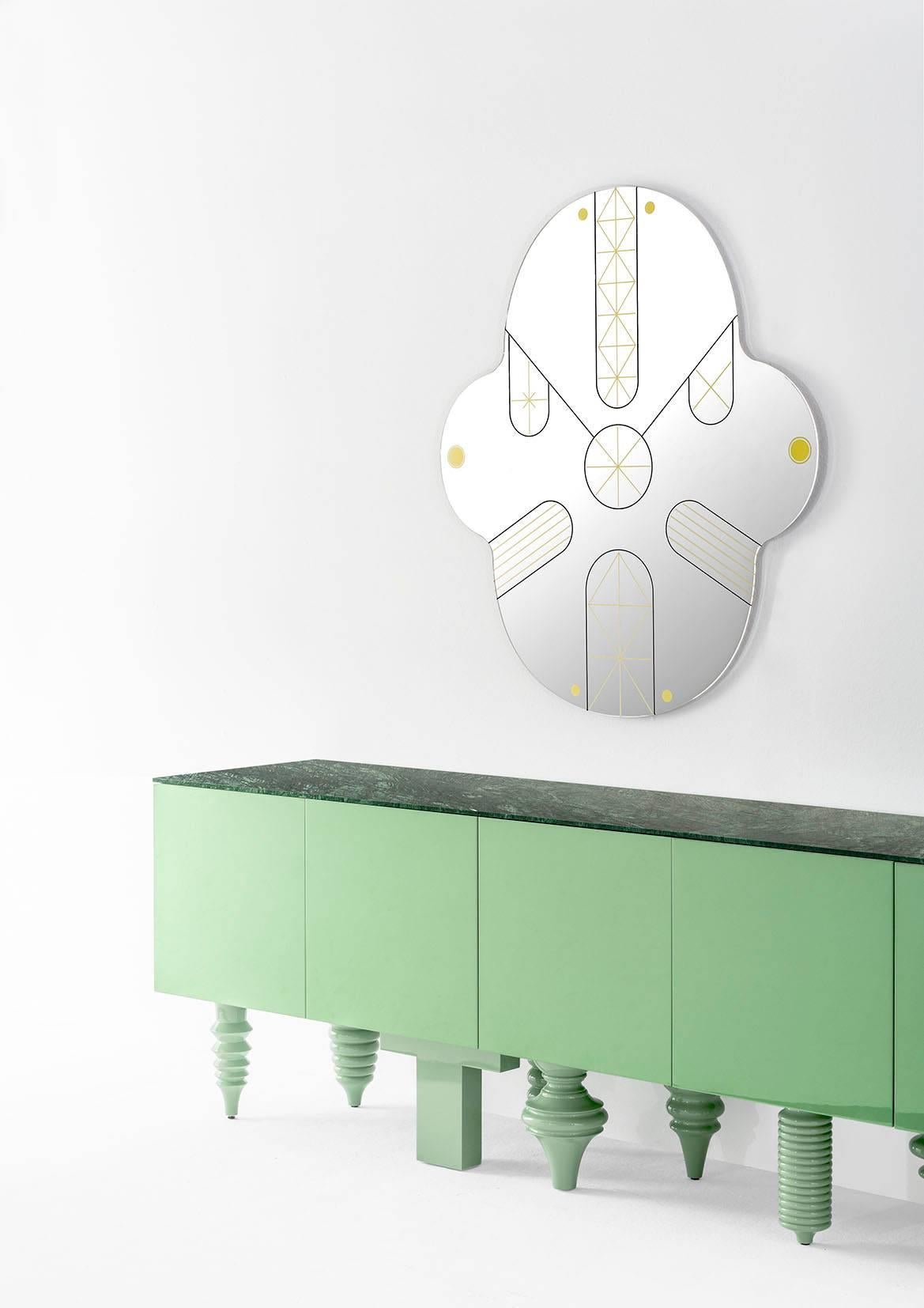 When we asked Jaime Hayon to design a new mirror for BD, he came up with two proposals. We liked them so much that we decided to produce the both of them. Two faces (King and Kong) in sizes: 90cm and 120cm.

Decorative patterns are applied in gold