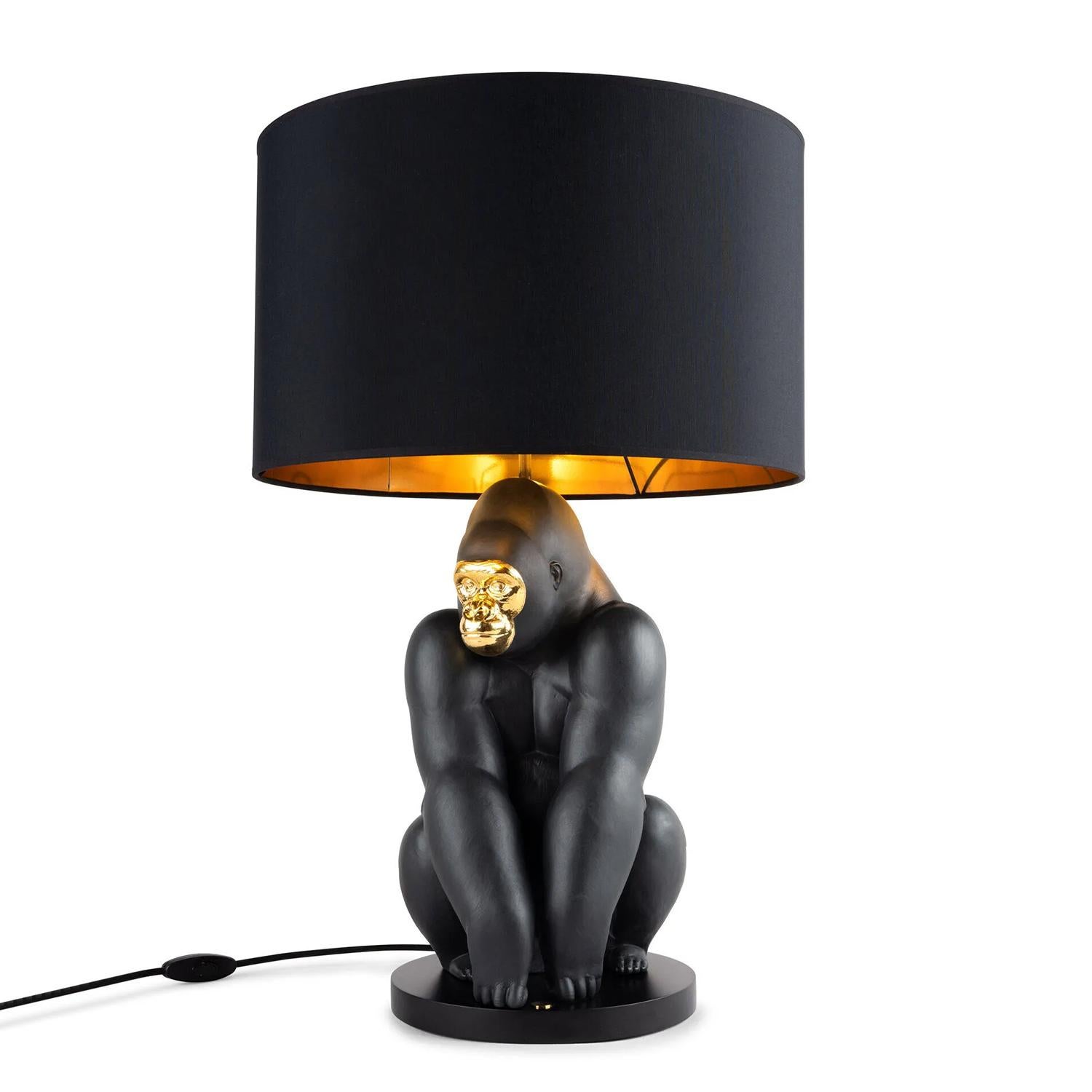 Table Lamp Kong Seat with all structure in 
porcelain in black matte and shiny gold finish.
1 bulb, lamp holder type E27, max 40 Watt.
Bulb not included. Including a black lampshade
in gold finish inside.