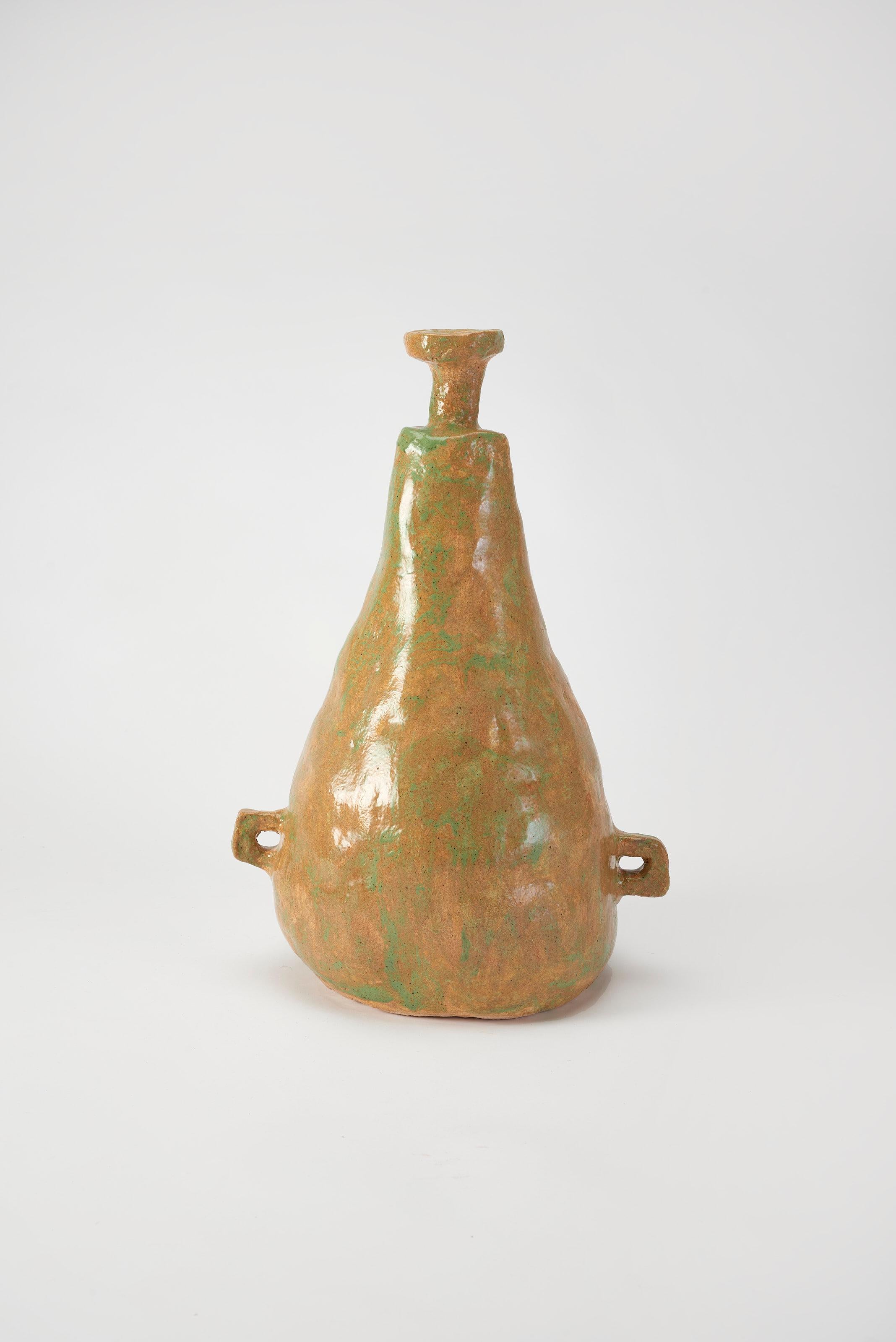 Postmoderno Vaso contemporaneo in ceramica smaltata marrone e verde di Willem Van Hooff in vendita