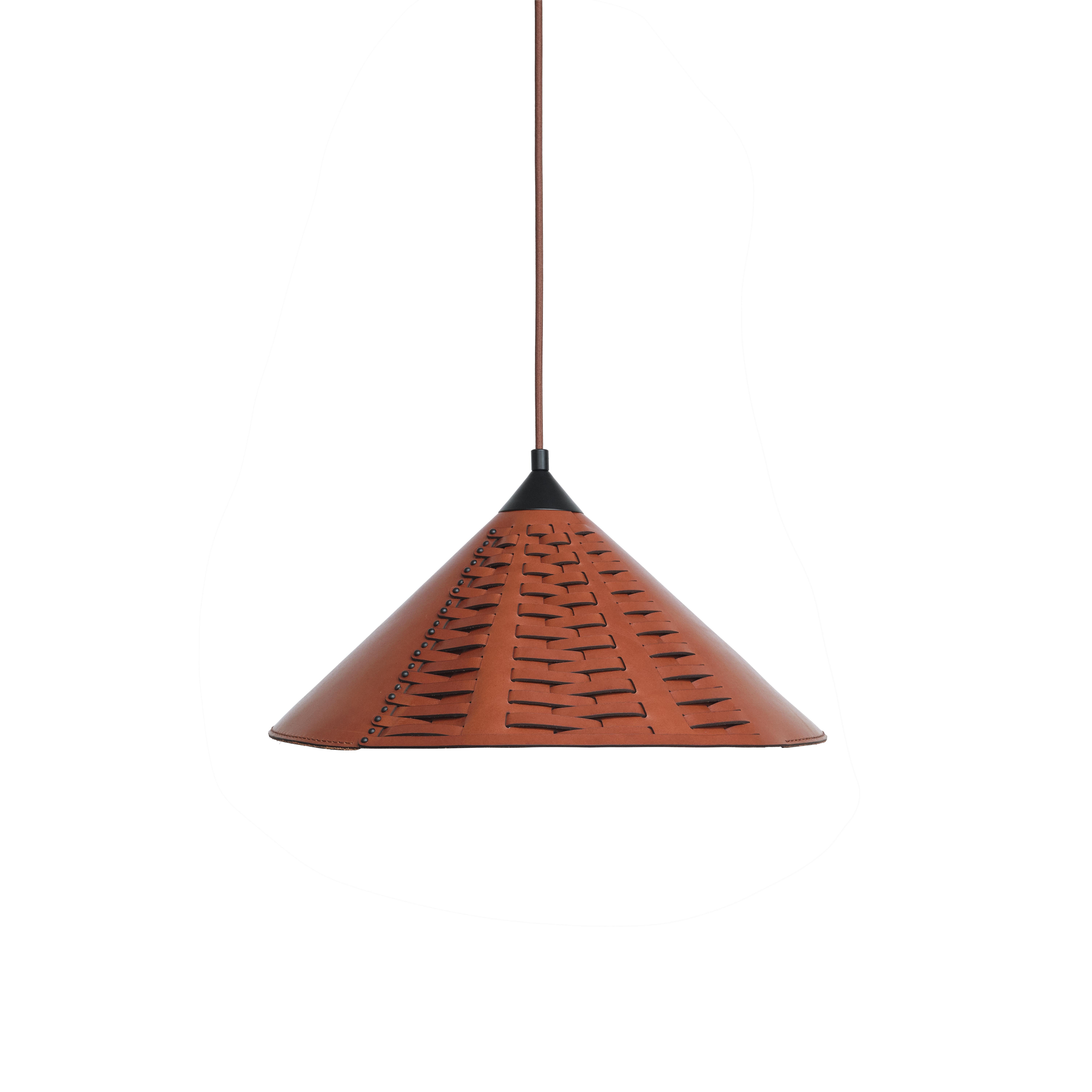 Lámpara colgante grande Koni de cuero curtido vegetal, latón y acero by UNIQKA Latón en venta