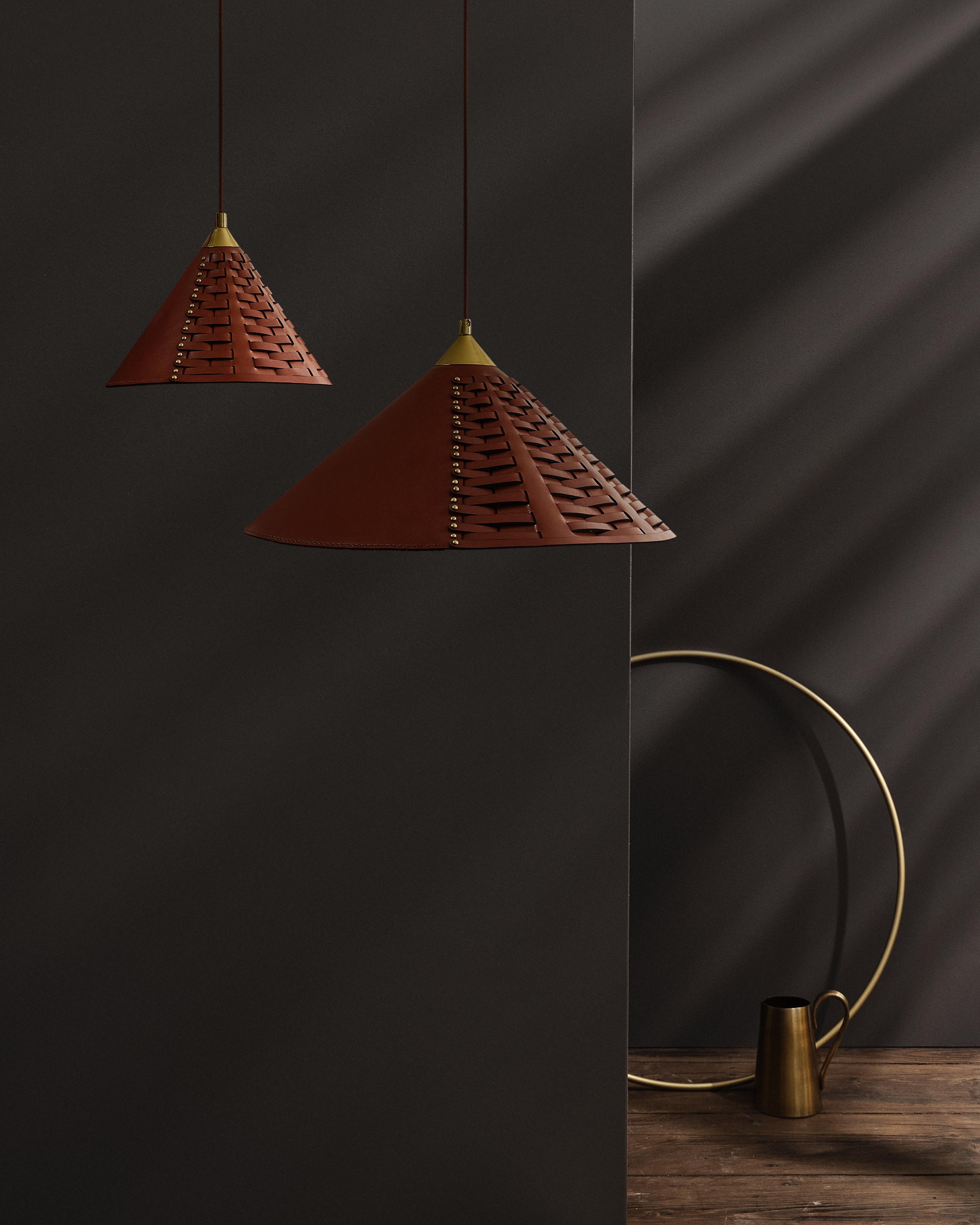 Lampada a sospensione piccola Koni in pelle conciata al vegetale, ottone e acciaio di UNIQKA
Creato da Romi Kühne
Dimensioni: D. 28 x L. 28 x H. 19 cm. 
Materiali: Pelle conciata al vegetale, ottone e acciaio.

Disponibile in diversi colori e