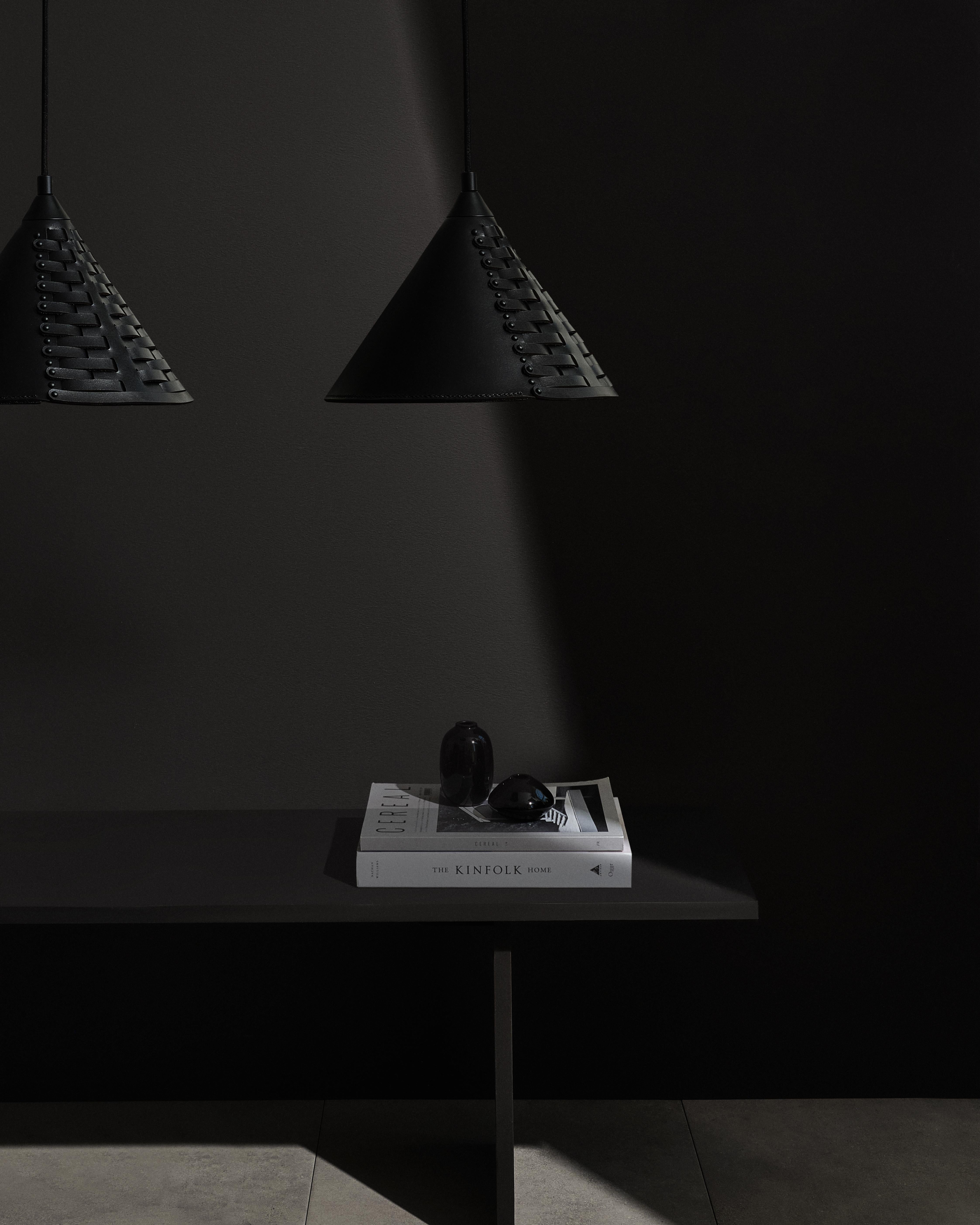 Postmoderno Lampada a sospensione piccola Koni in pelle conciata al vegetale, ottone e acciaio di UNIQKA in vendita