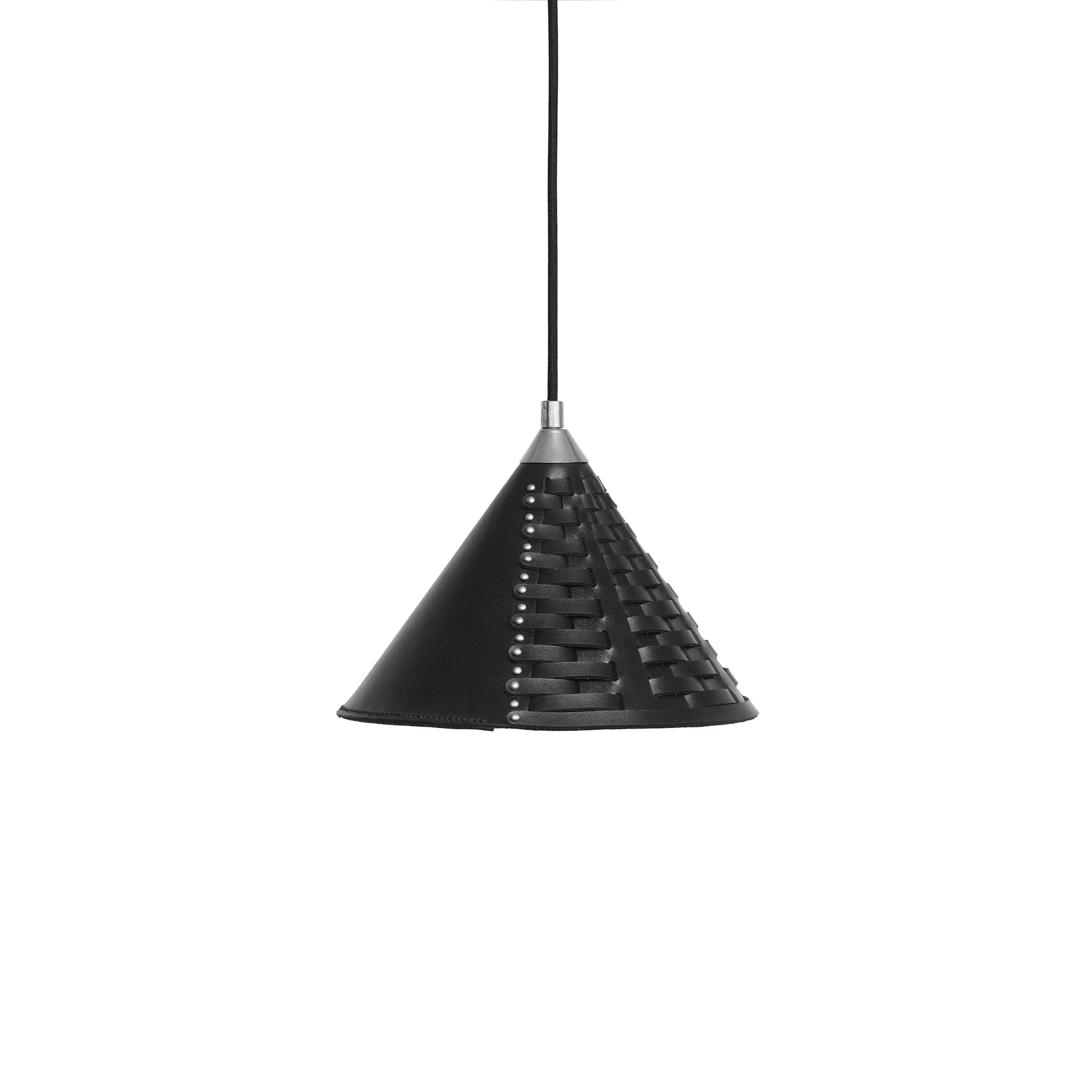 Lampada a sospensione piccola Koni in pelle conciata al vegetale, ottone e acciaio di UNIQKA In condizioni Nuovo in vendita a Geneve, CH