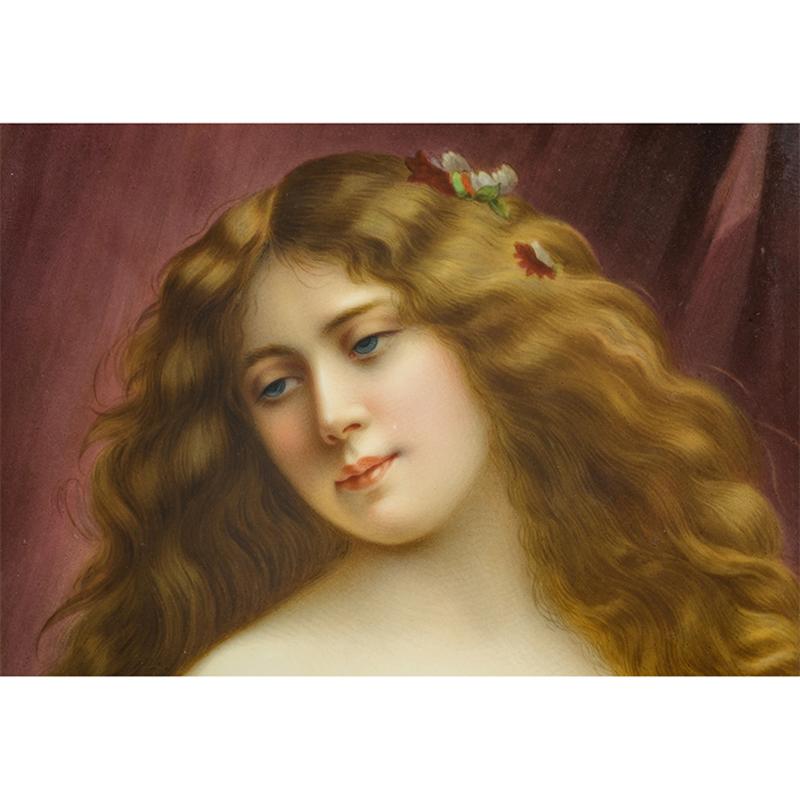 Una bella placca KPM raffigurante una bella donna - Painting di Königliche Porzellan-Manufaktur (KPM)