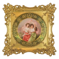 Plaque ronde en porcelaine représentant deux beautés 