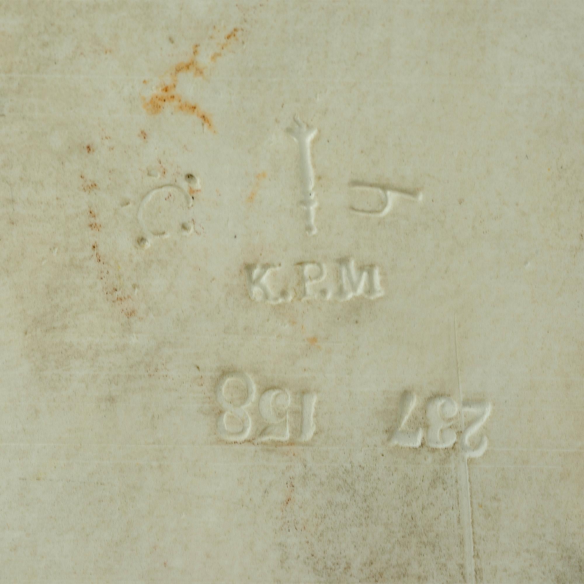 Finement peinte d'après C.I.C. Lenoir avec une beauté brune pensive assise au bord d'une fontaine ; signé dans le coin avant droit 