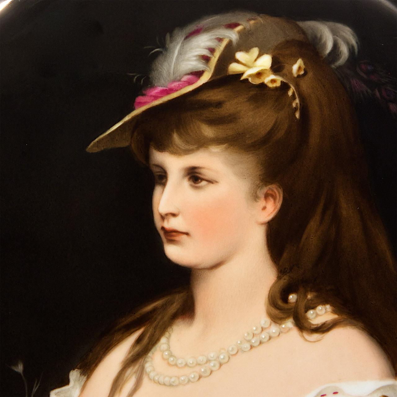 Ovale KPM-Plakette mit der Darstellung einer schönen Dame mit Hut (Schwarz), Portrait Painting, von Königliche Porzellan-Manufaktur (KPM)