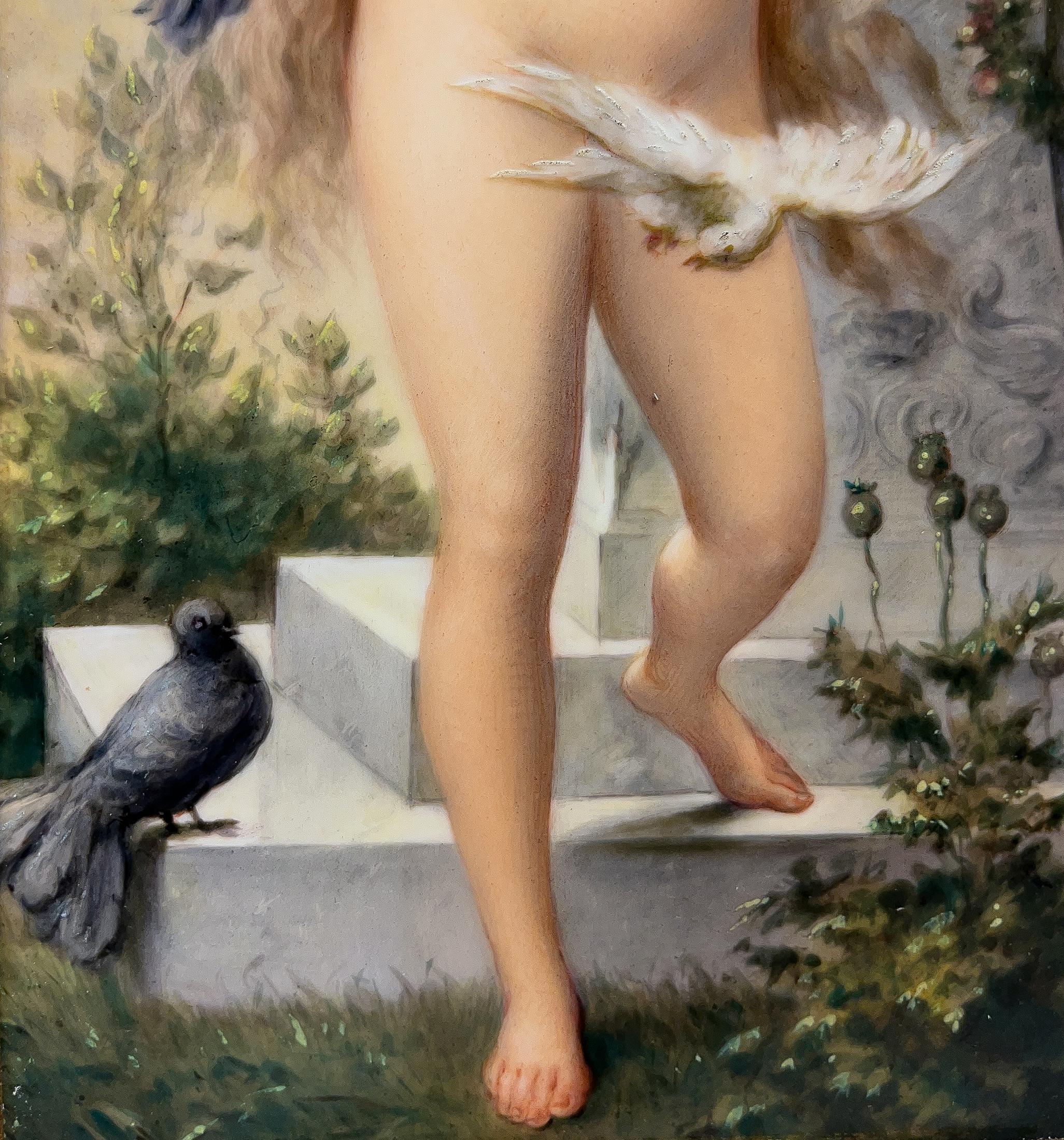 Una bella placca della Königliche Porzellan-Manufaktur raffigurante una giovane donna nuda accanto a un focolare di marmo intagliato. Gioca con uno stormo di piccioni bianchi e grigi mentre il fumo dell'incendio li avvolge. Creato da KPM,  La