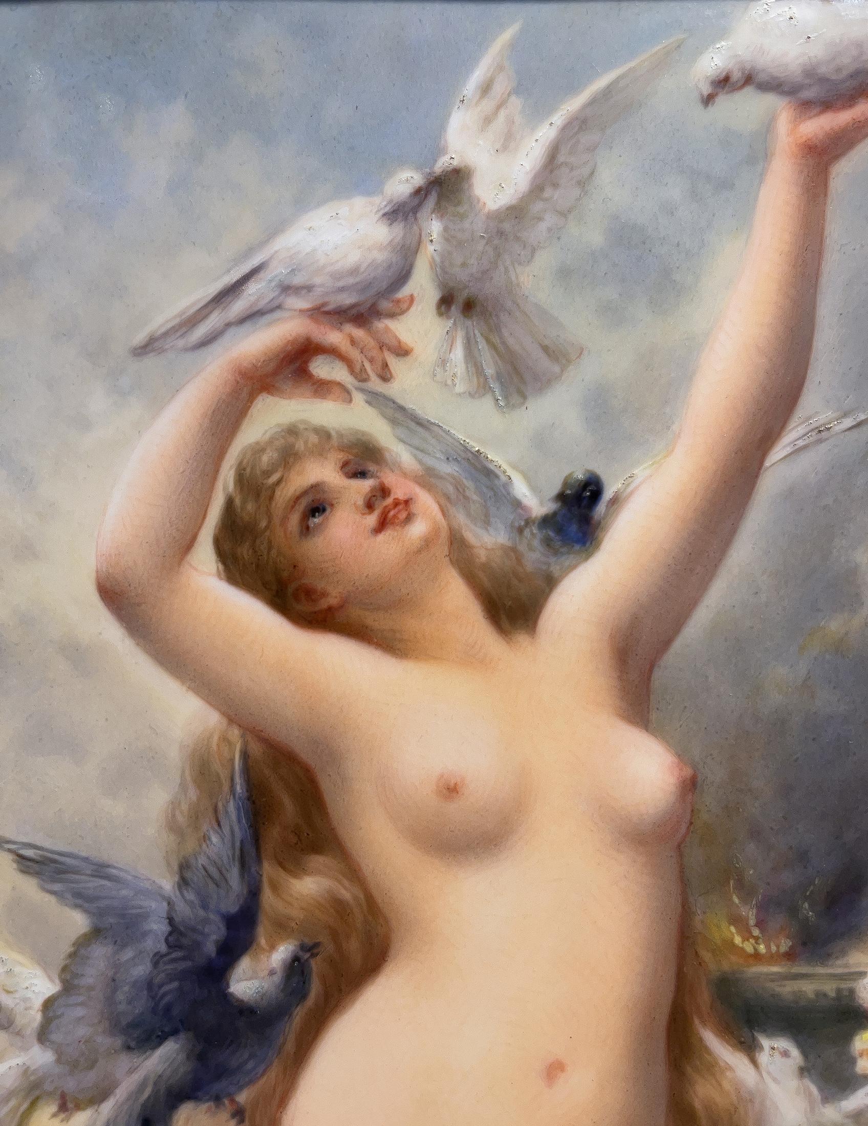 Targa in porcellana KPM Porcelain, Donna nuda con uccelli - Figurative Painting Marrone di Königliche Porzellan-Manufaktur (KPM)