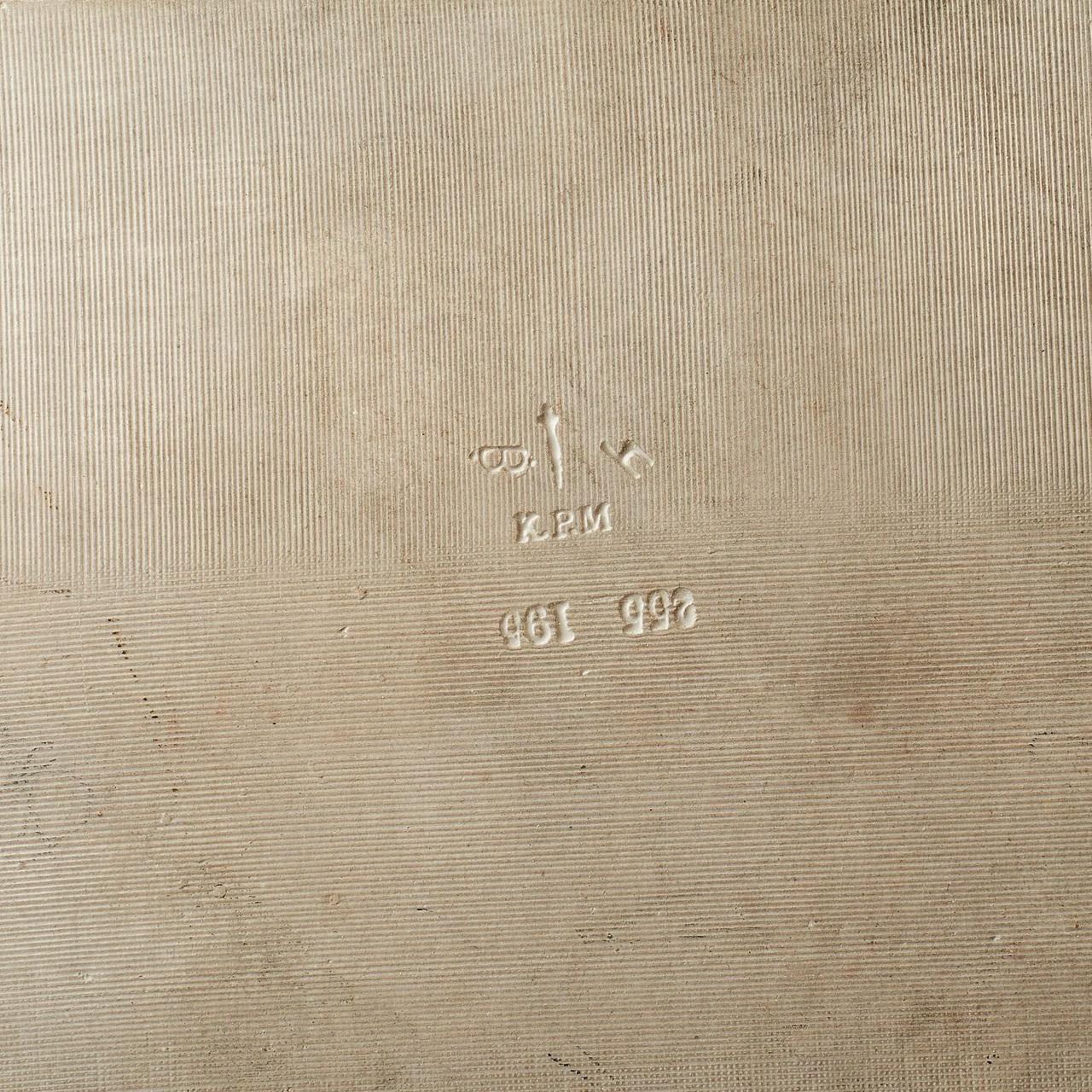 KPM-Porzellanplakette einer Göttin und eines Amors (Braun), Figurative Painting, von Königliche Porzellan-Manufaktur (KPM)