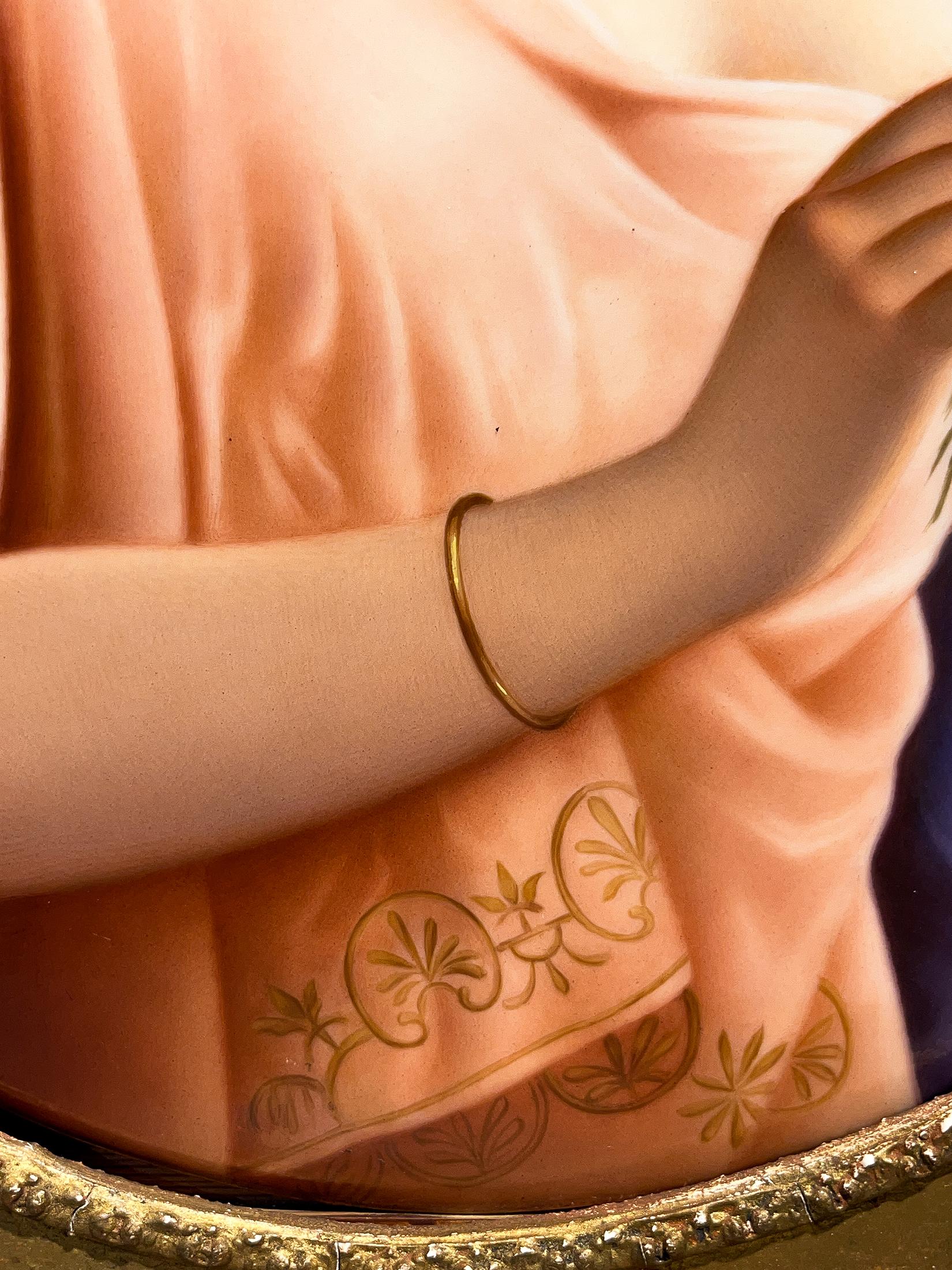 Questa grande targa ovale in porcellana della rinomata manifattura KPM Porcelain raffigura una giovane donna avvolta in una classica veste color pesca e con in mano delle margherite, secondo i dipinti di Angelo Asti. 

Circa 1900

Firmato: